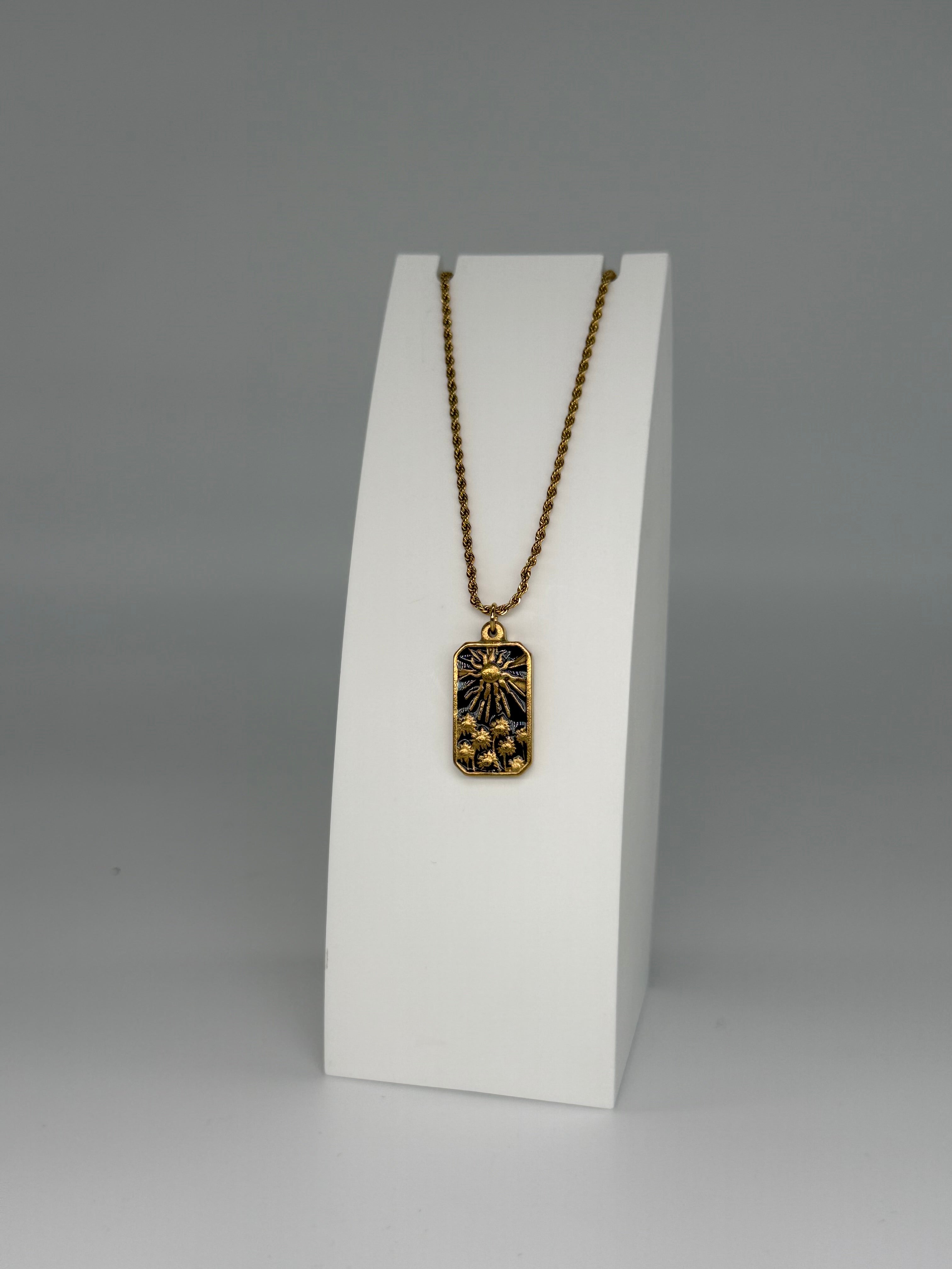 Kette mit schwarzem Anhänger