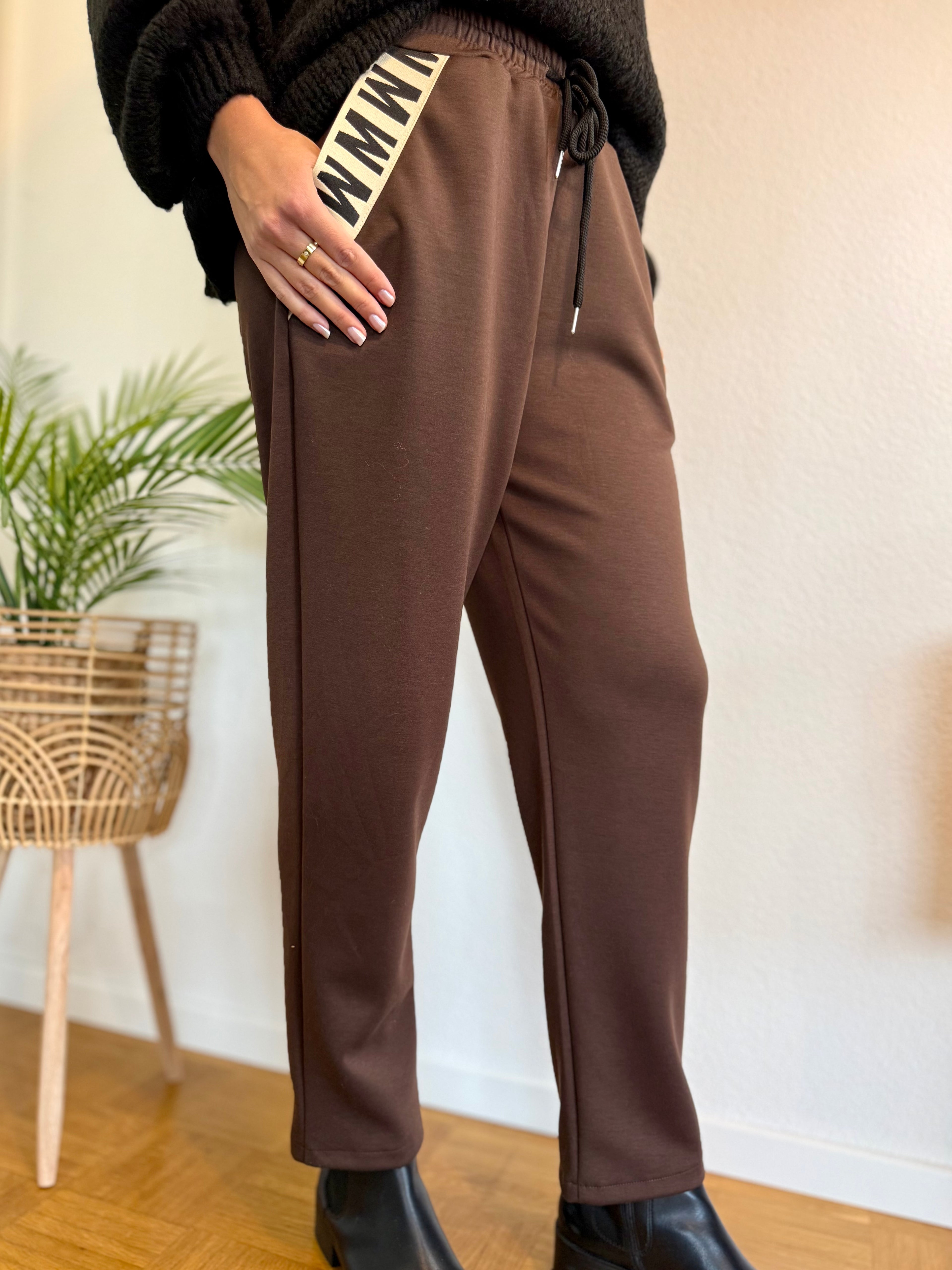 Elegante Butterstoffhose - mit Taschenverzierung in verschiedenen Farben