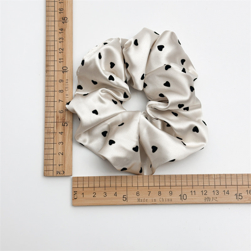 Scrunchie HEARTS - in Satin-Optik