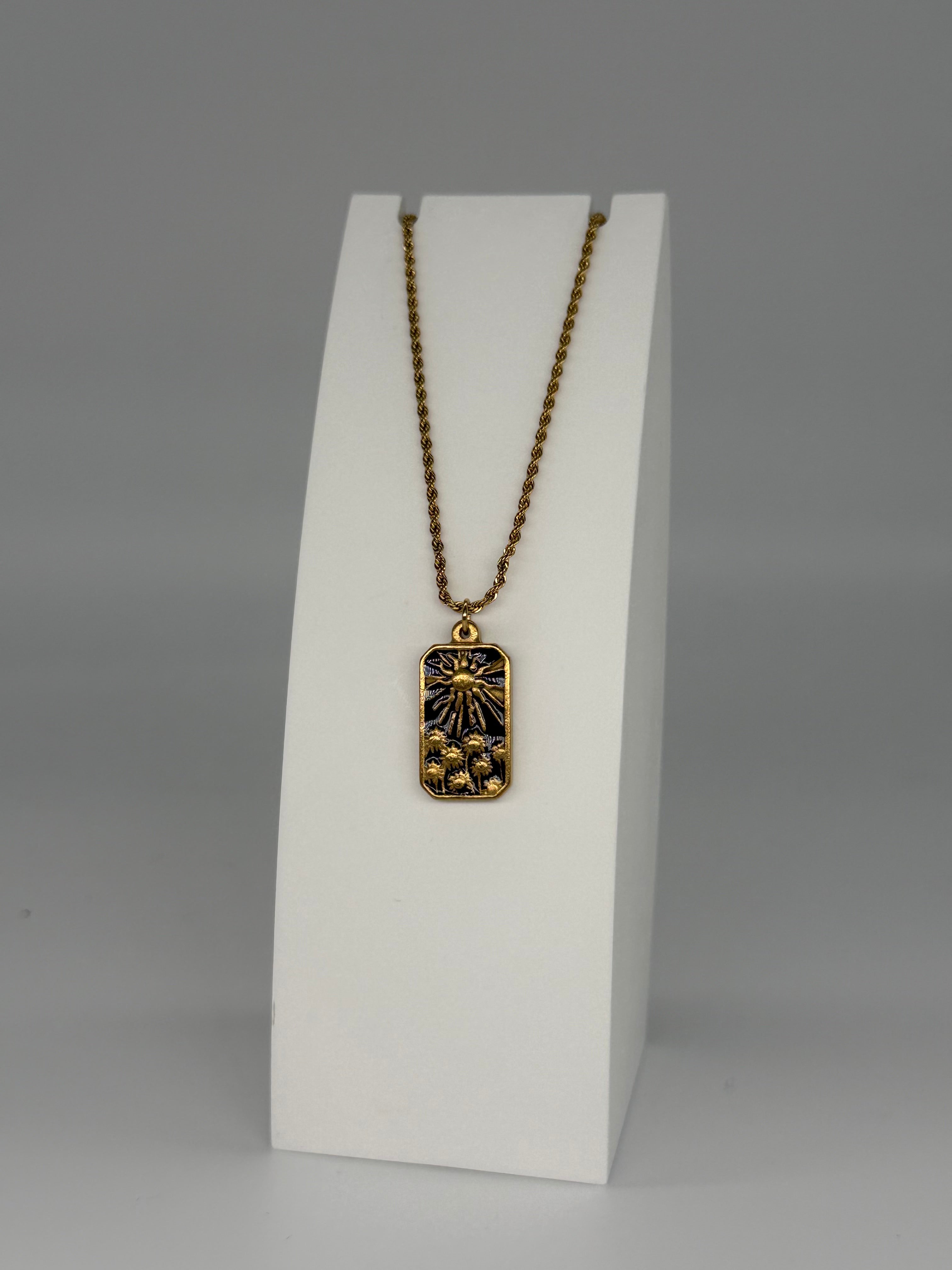 Kette mit schwarzem Anhänger