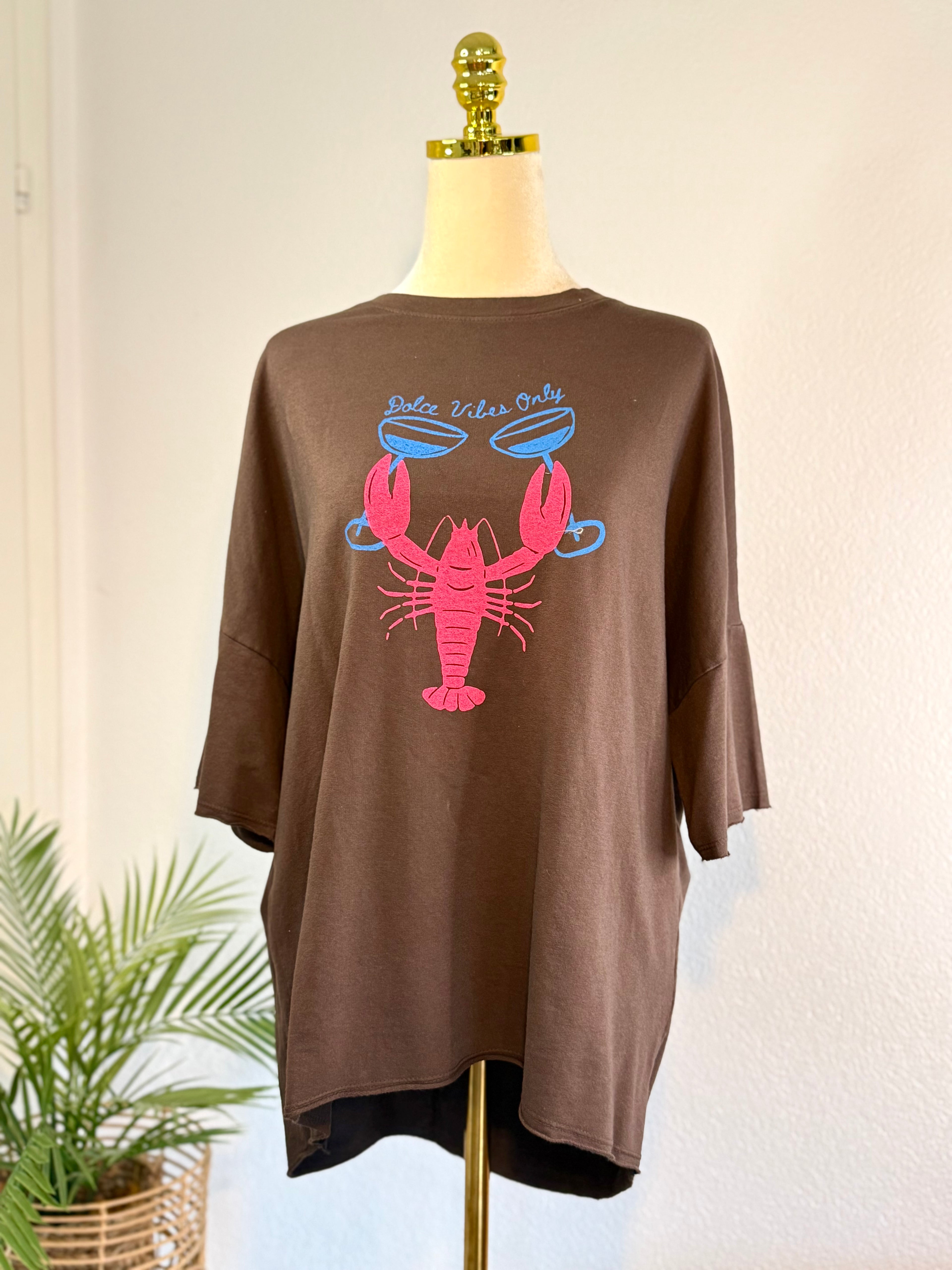 Tshirt Dolce Vibes Only mit Hummerdesign in verschiedenen Farben