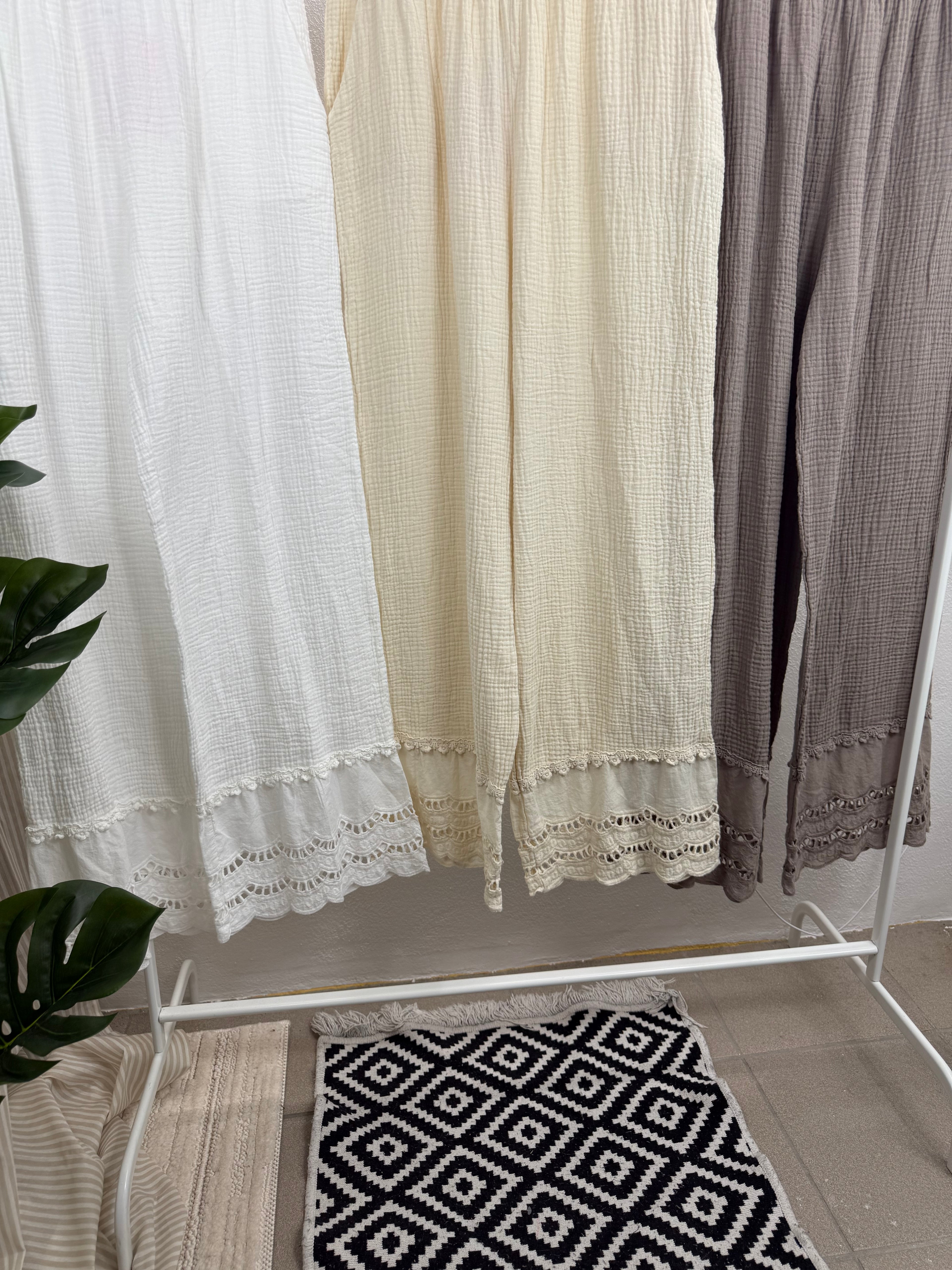 Musselinhose MARY - 100% Baumwolle mit Spitzendetail