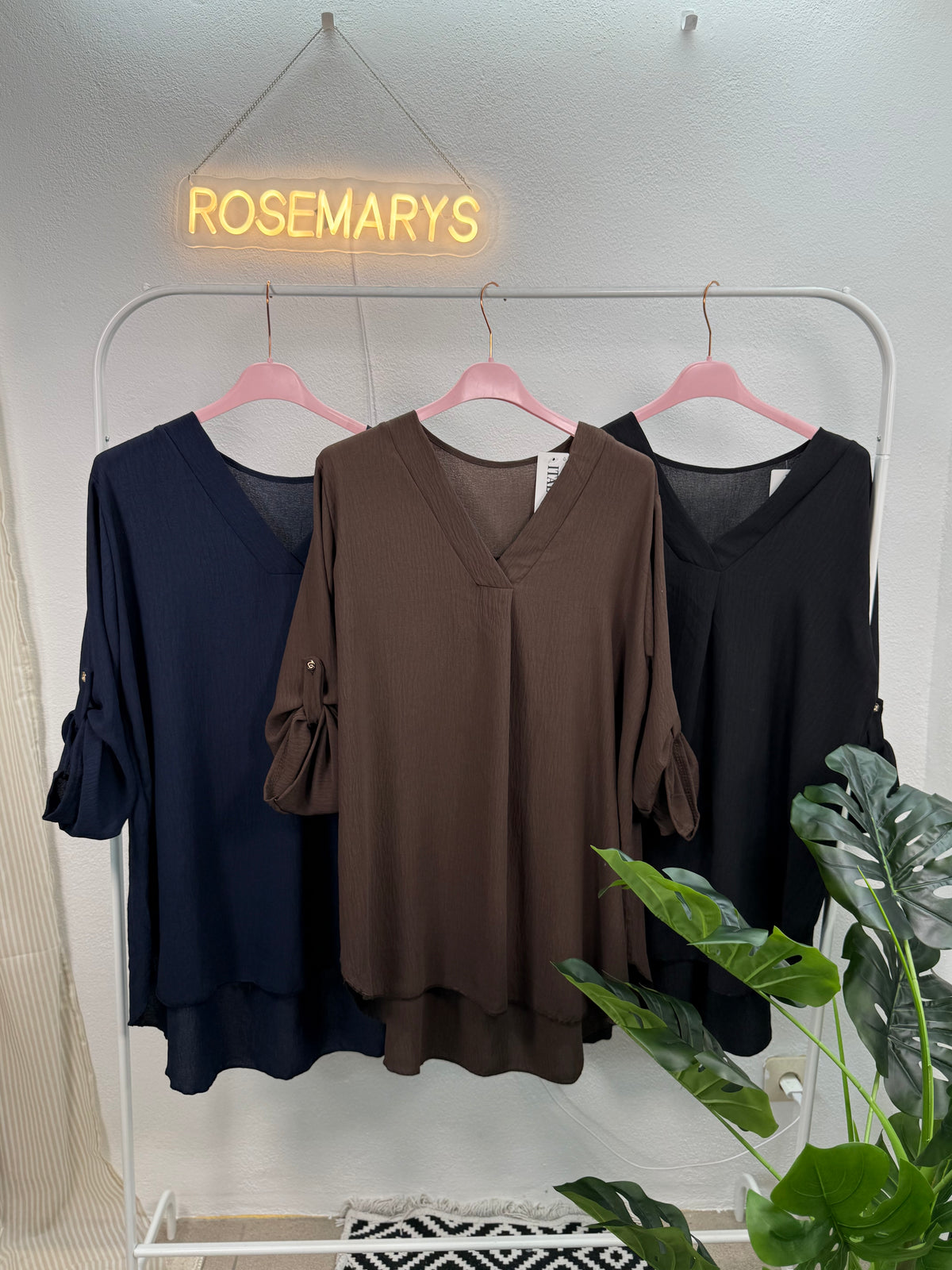 LIVIA – Lange Oversize-Bluse mit V-Ausschnitt - bis 44/46