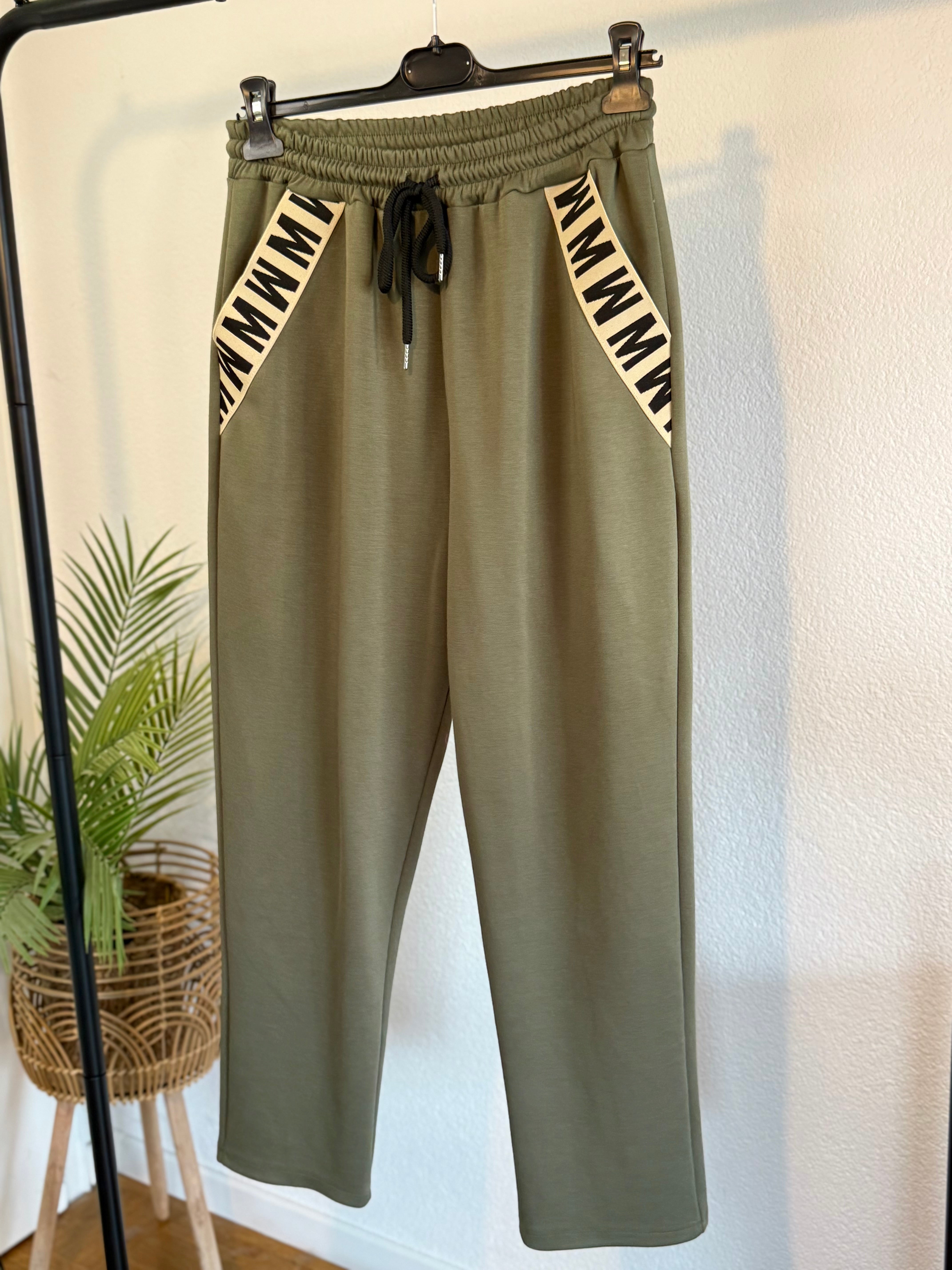 Elegante Butterstoffhose - mit Taschenverzierung in verschiedenen Farben