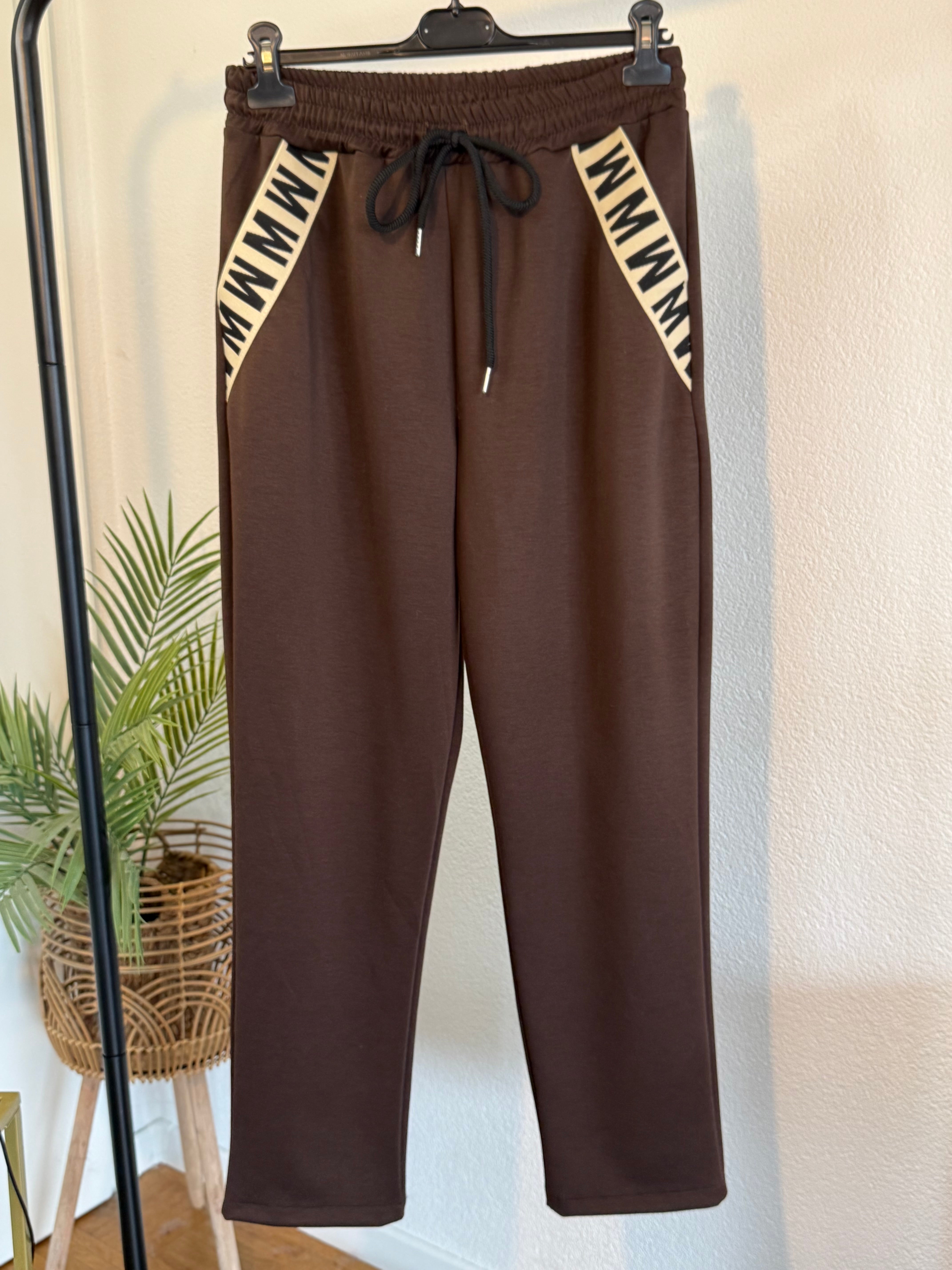 Elegante Butterstoffhose - mit Taschenverzierung in verschiedenen Farben