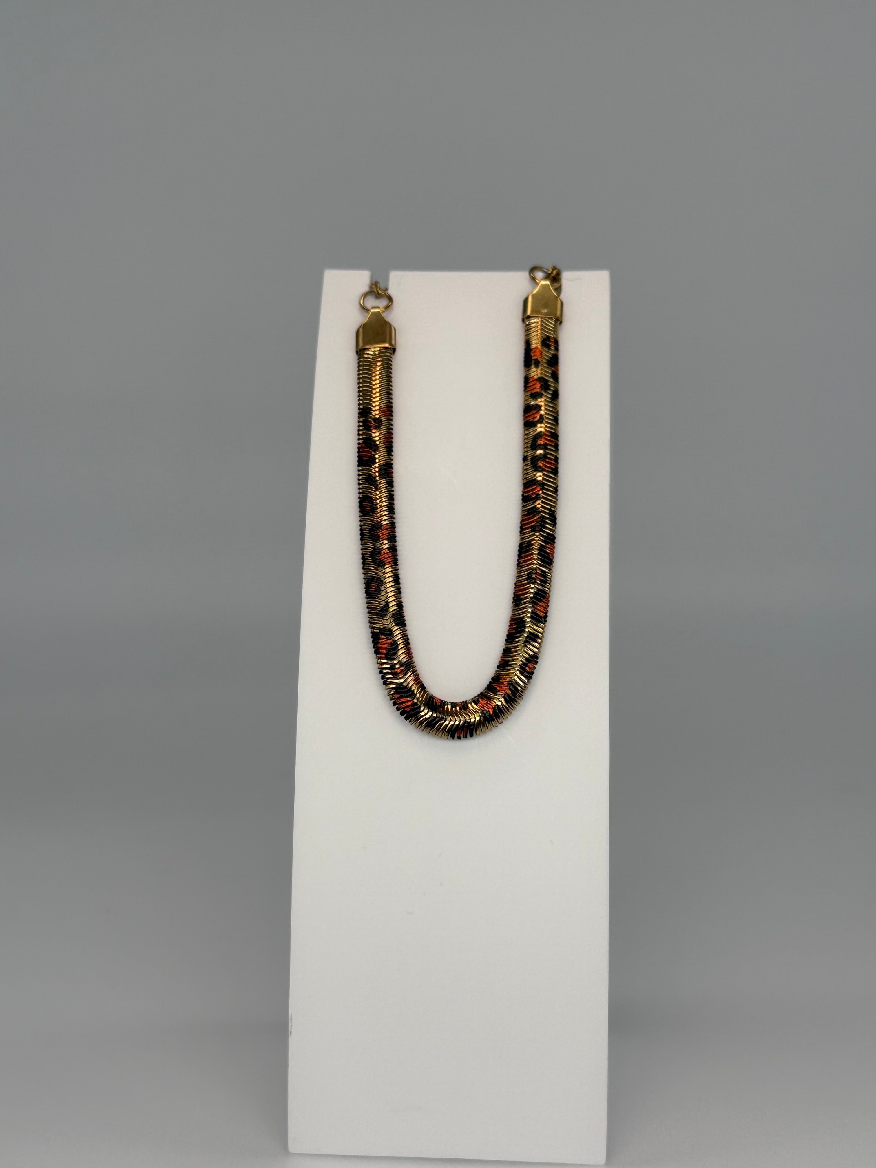 Elegantes Snake Armband mit Leomuster