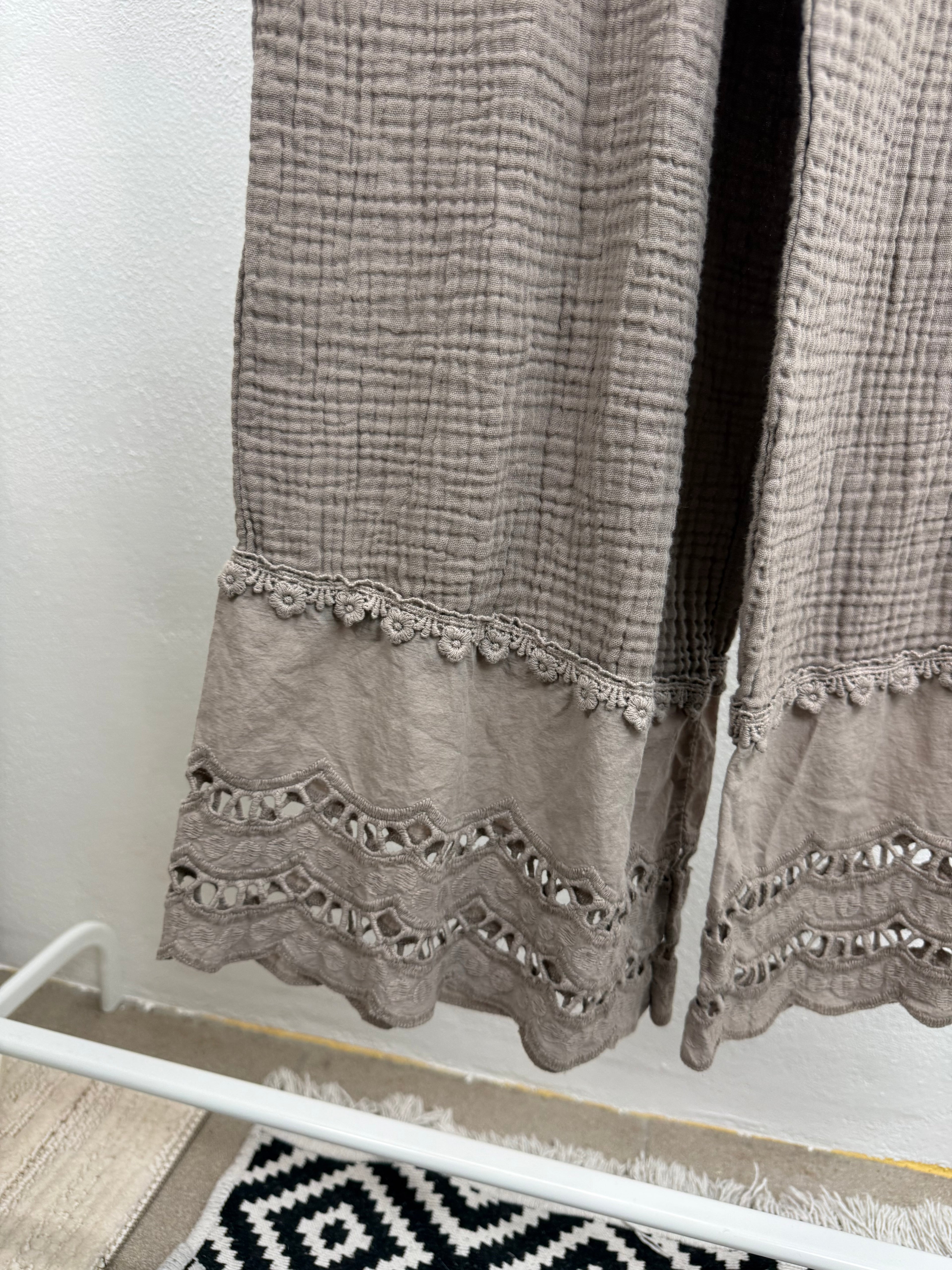 Musselinhose MARY - 100% Baumwolle mit Spitzendetail