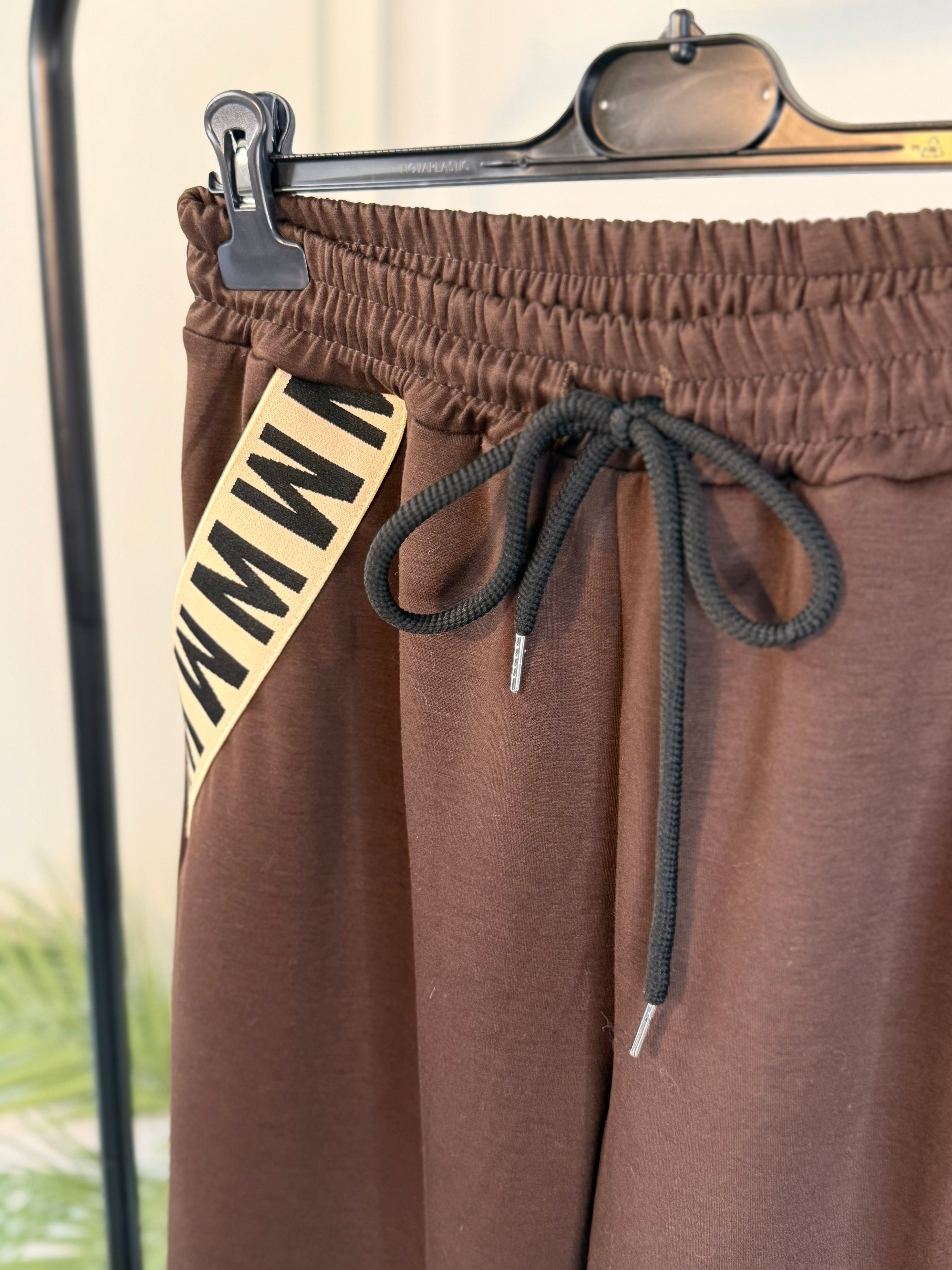 Elegante Butterstoffhose - mit Taschenverzierung in verschiedenen Farben