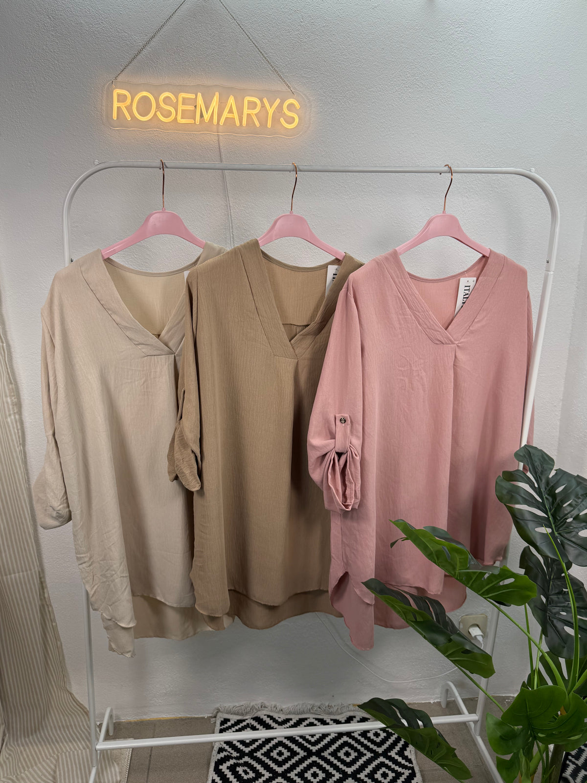 LIVIA – Lange Oversize-Bluse mit V-Ausschnitt - bis 44/46