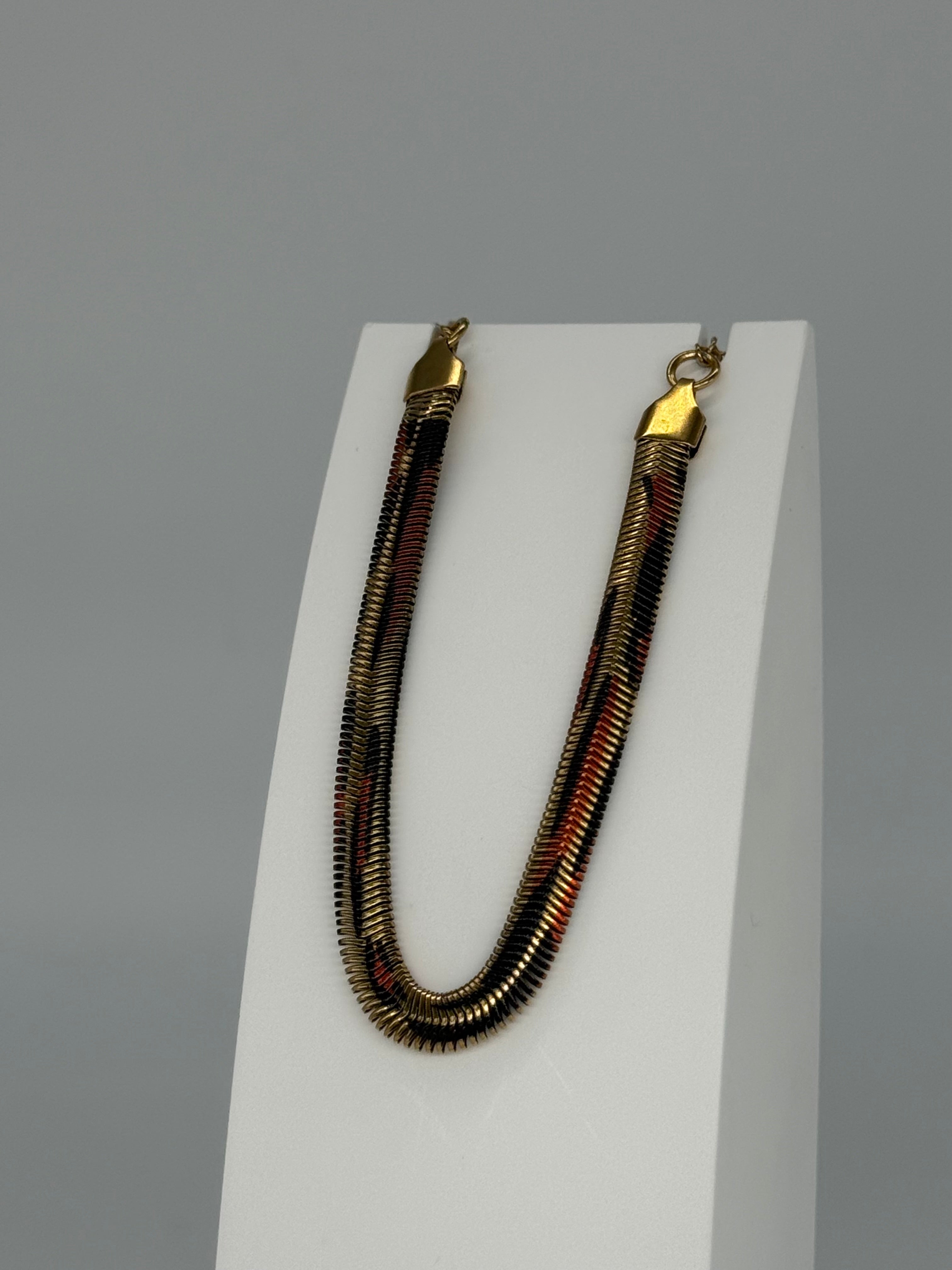 Elegantes Snake Armband mit weitem Leomuster