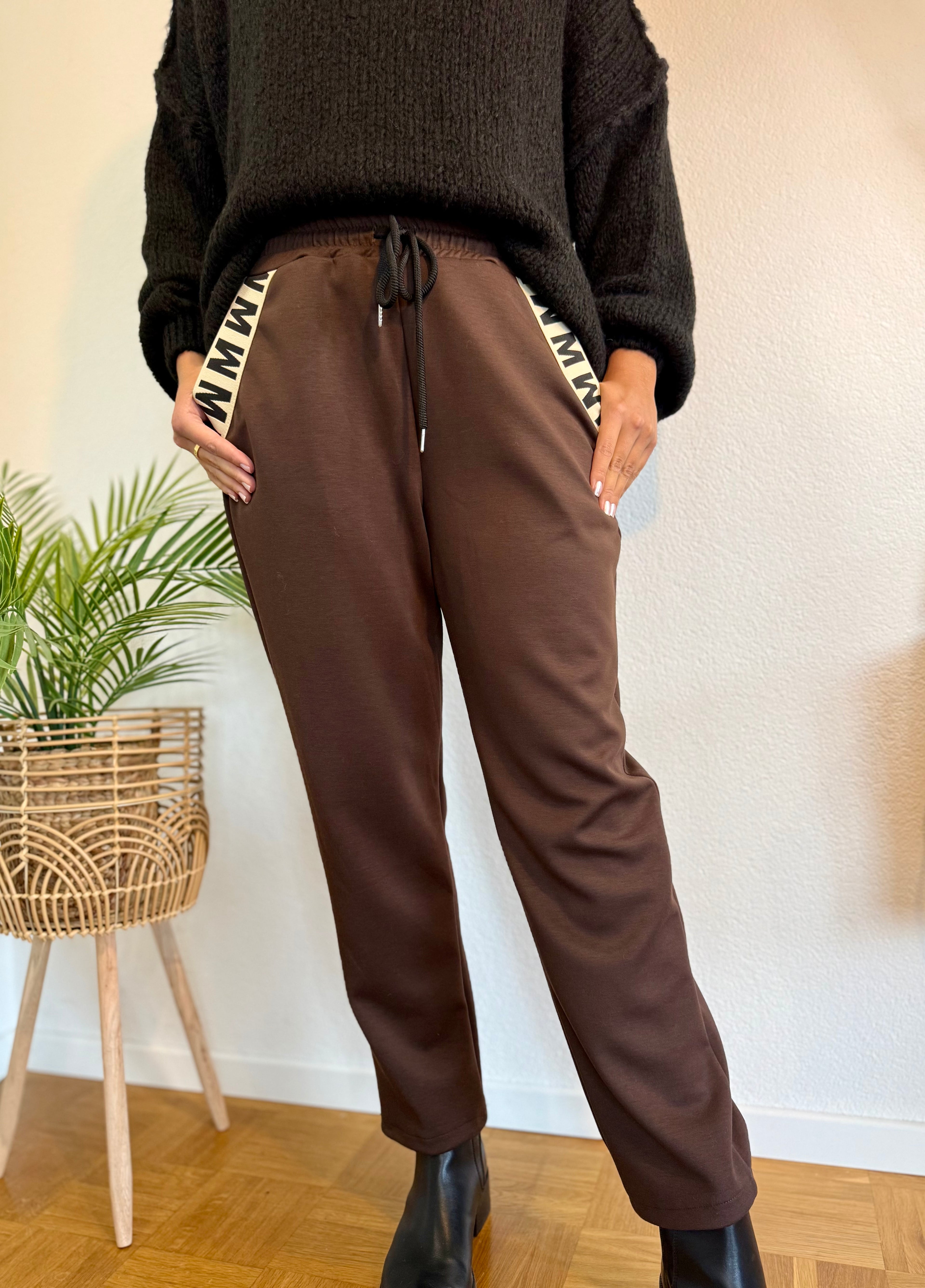 Elegante Butterstoffhose - mit Taschenverzierung in verschiedenen Farben