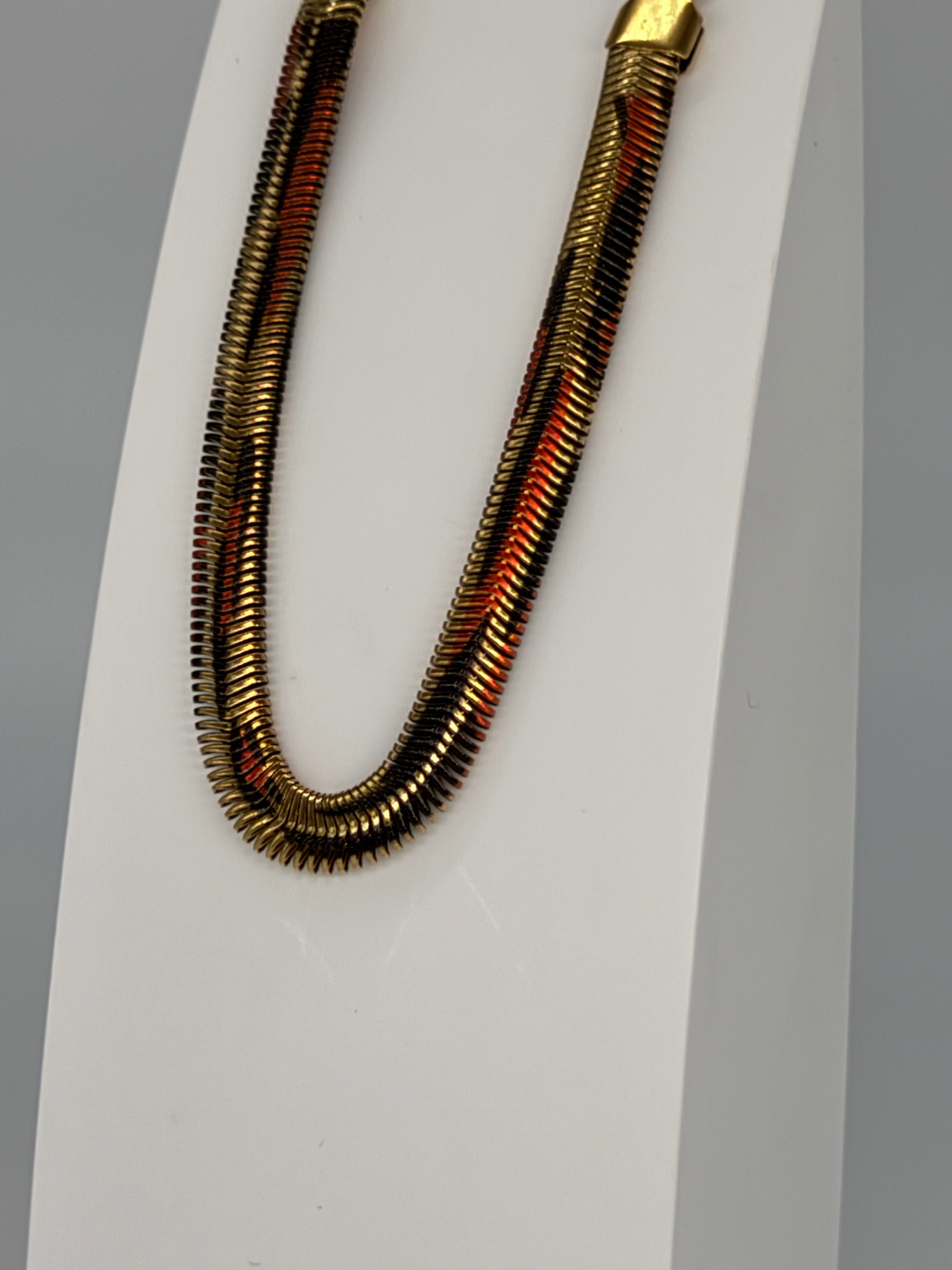 Elegantes Snake Armband mit weitem Leomuster