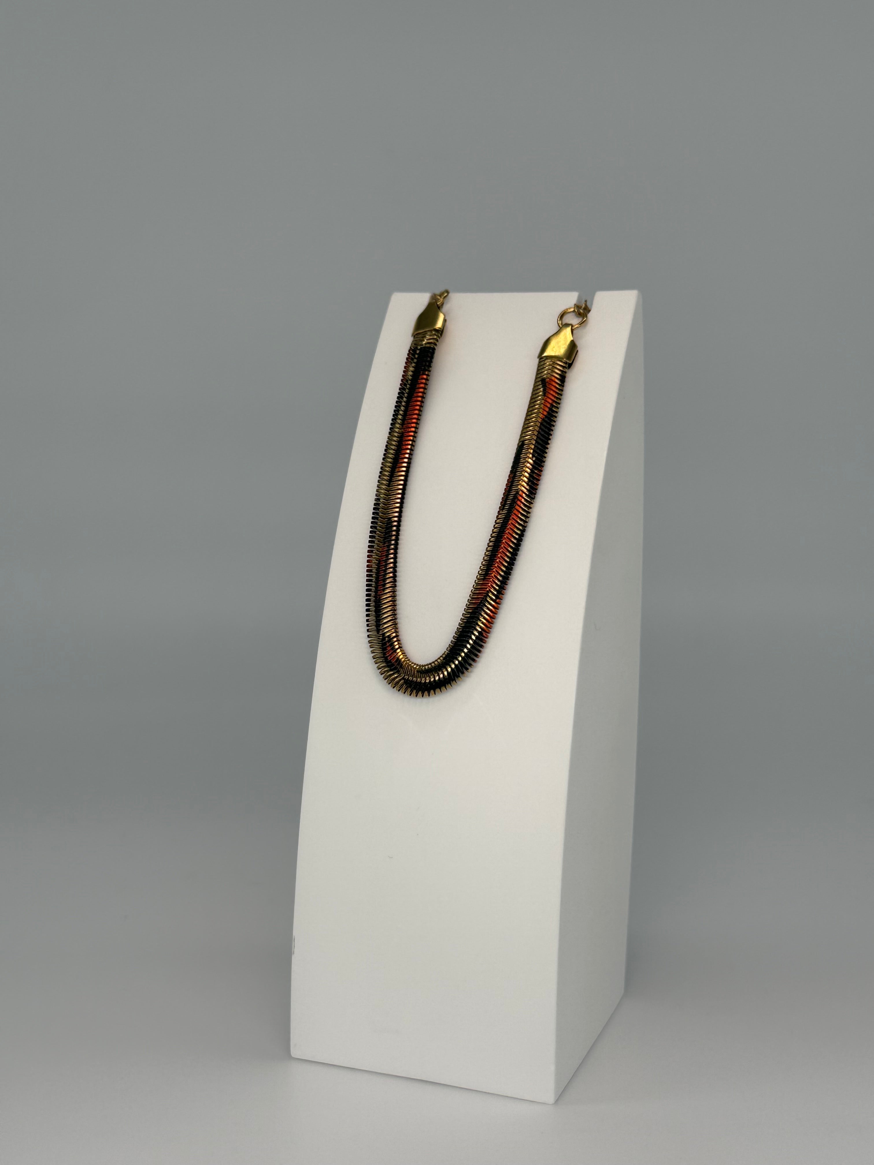 Elegantes Snake Armband mit weitem Leomuster