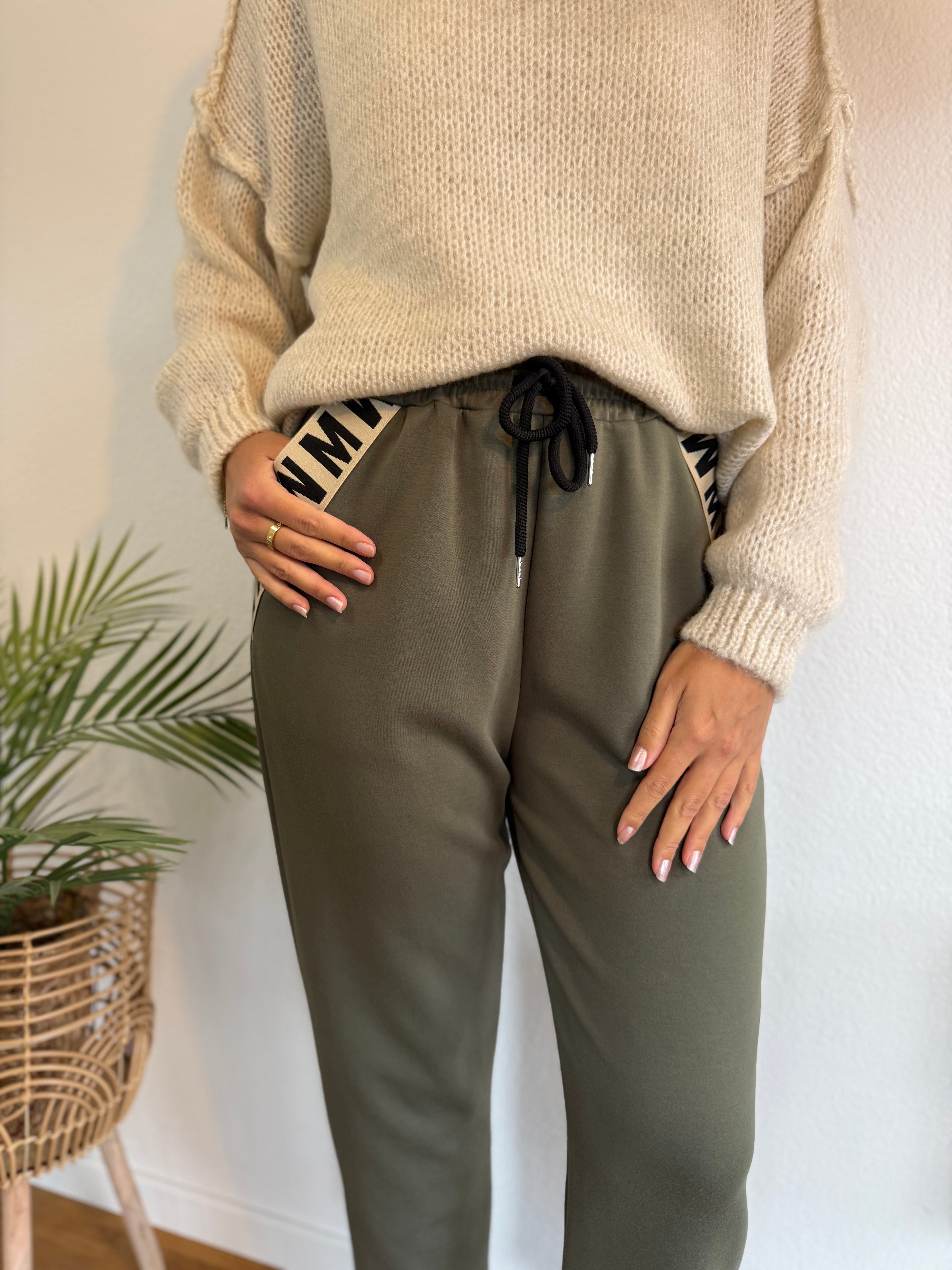 Elegante Butterstoffhose - mit Taschenverzierung in verschiedenen Farben