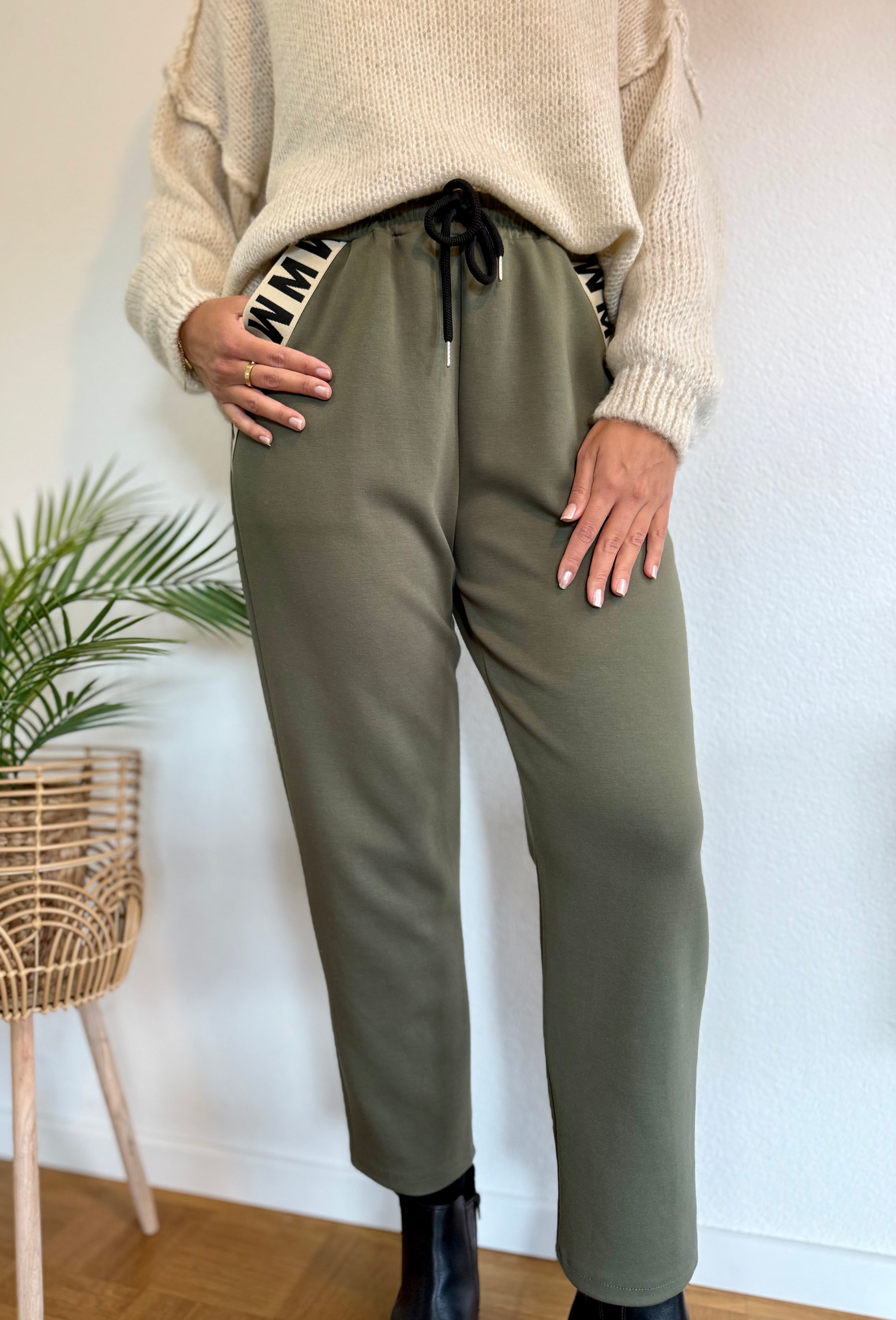Elegante Butterstoffhose - mit Taschenverzierung in verschiedenen Farben