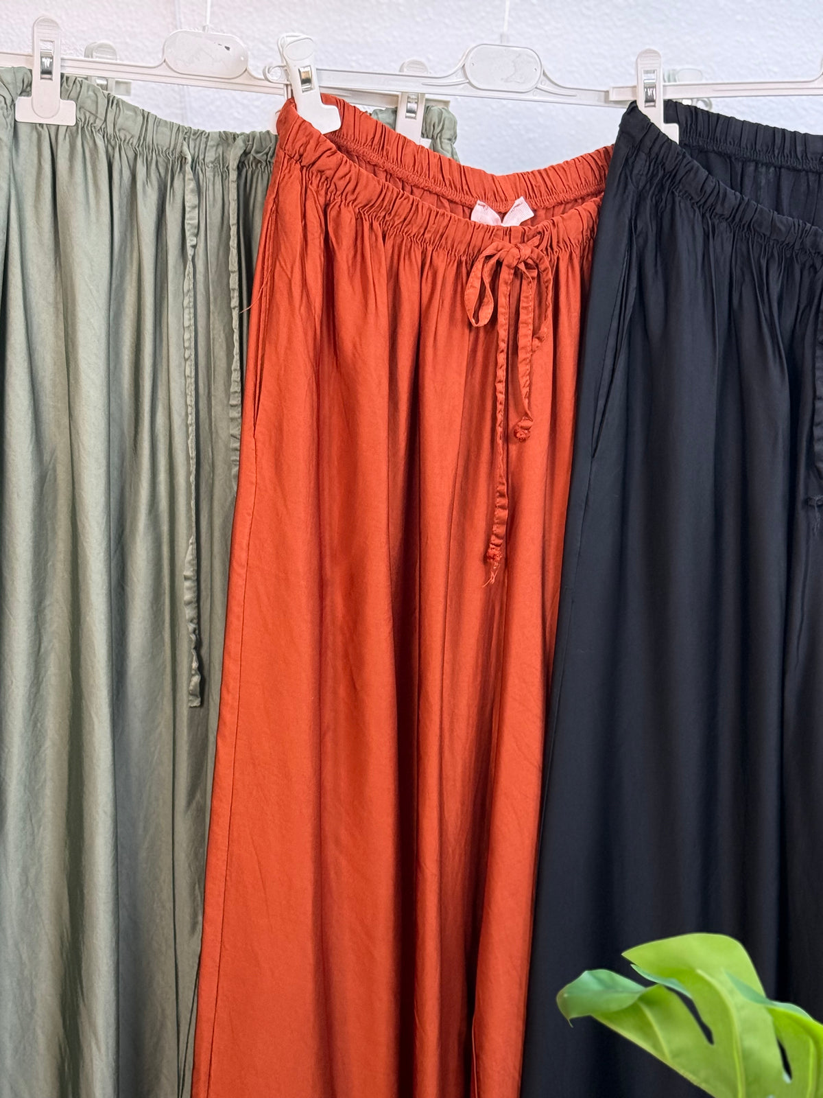 Ultra Wide Leg Satin Hose - mit Bequembund in verschiedenen Farben - bis 44 tragbar