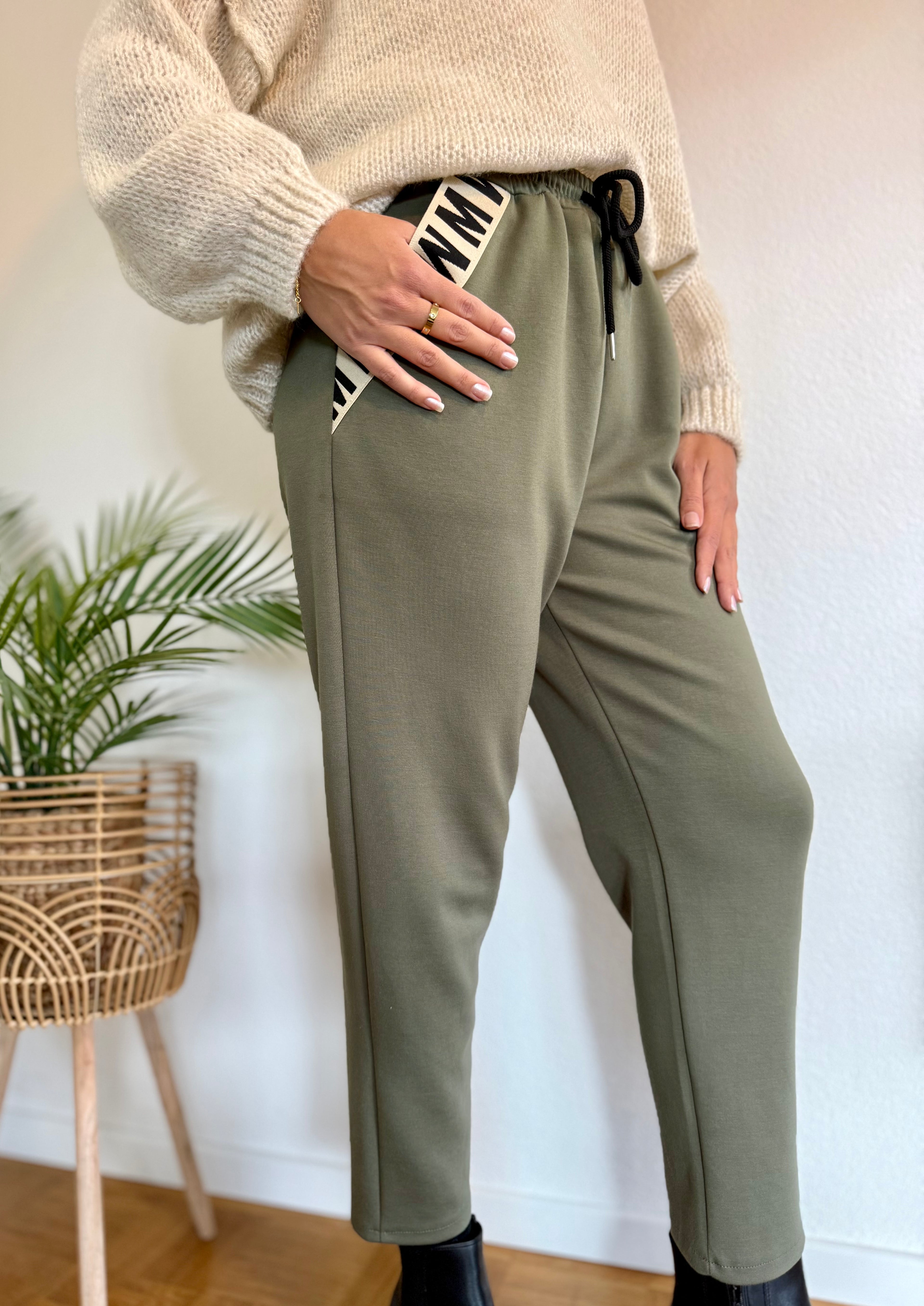 Elegante Butterstoffhose - mit Taschenverzierung in verschiedenen Farben