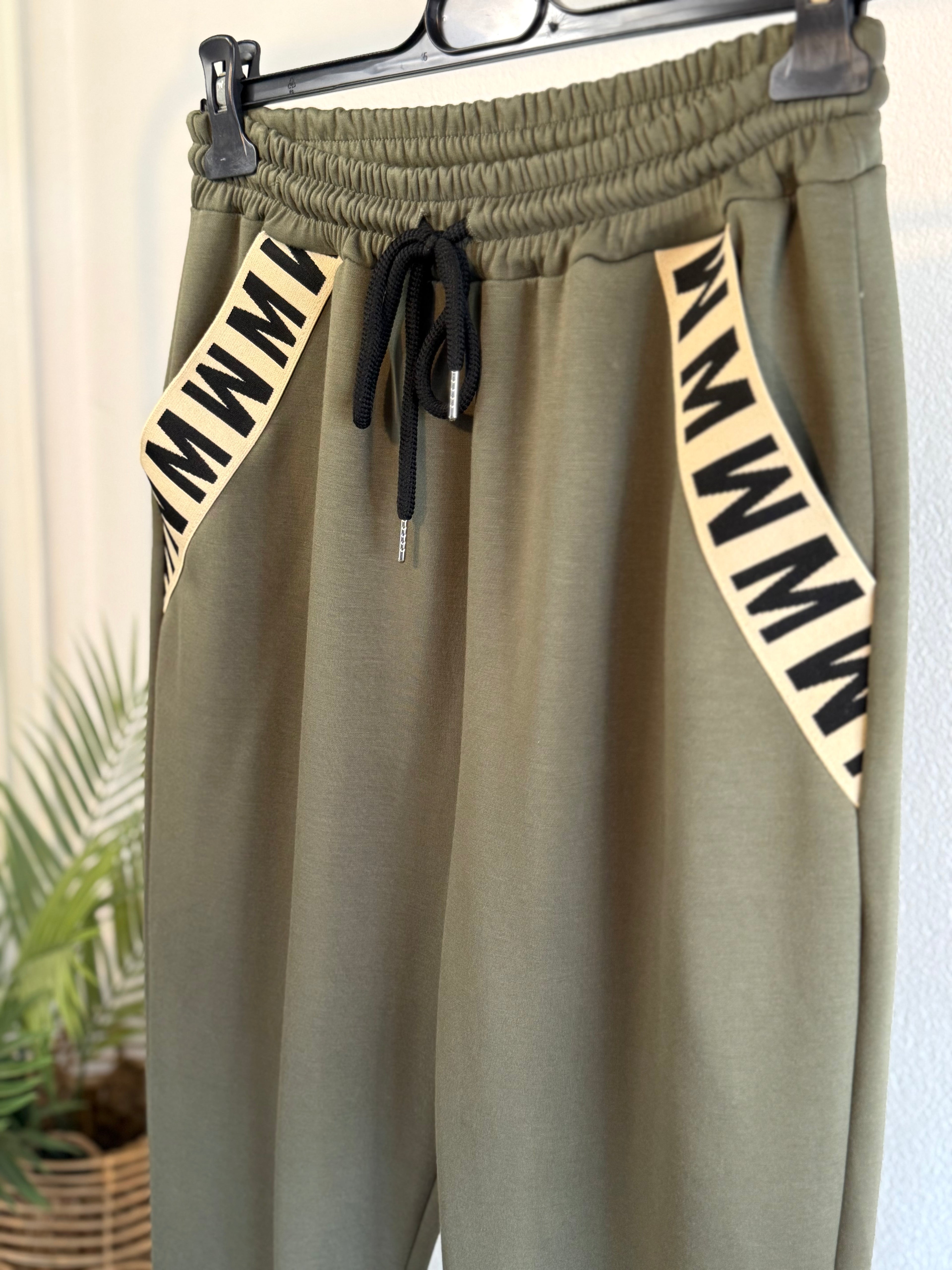 Elegante Butterstoffhose - mit Taschenverzierung in verschiedenen Farben