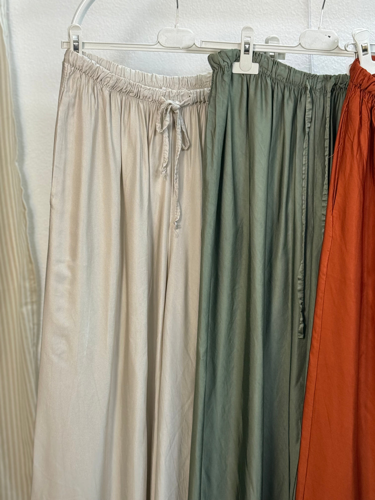 Ultra Wide Leg Satin Hose - mit Bequembund in verschiedenen Farben - bis 44 tragbar