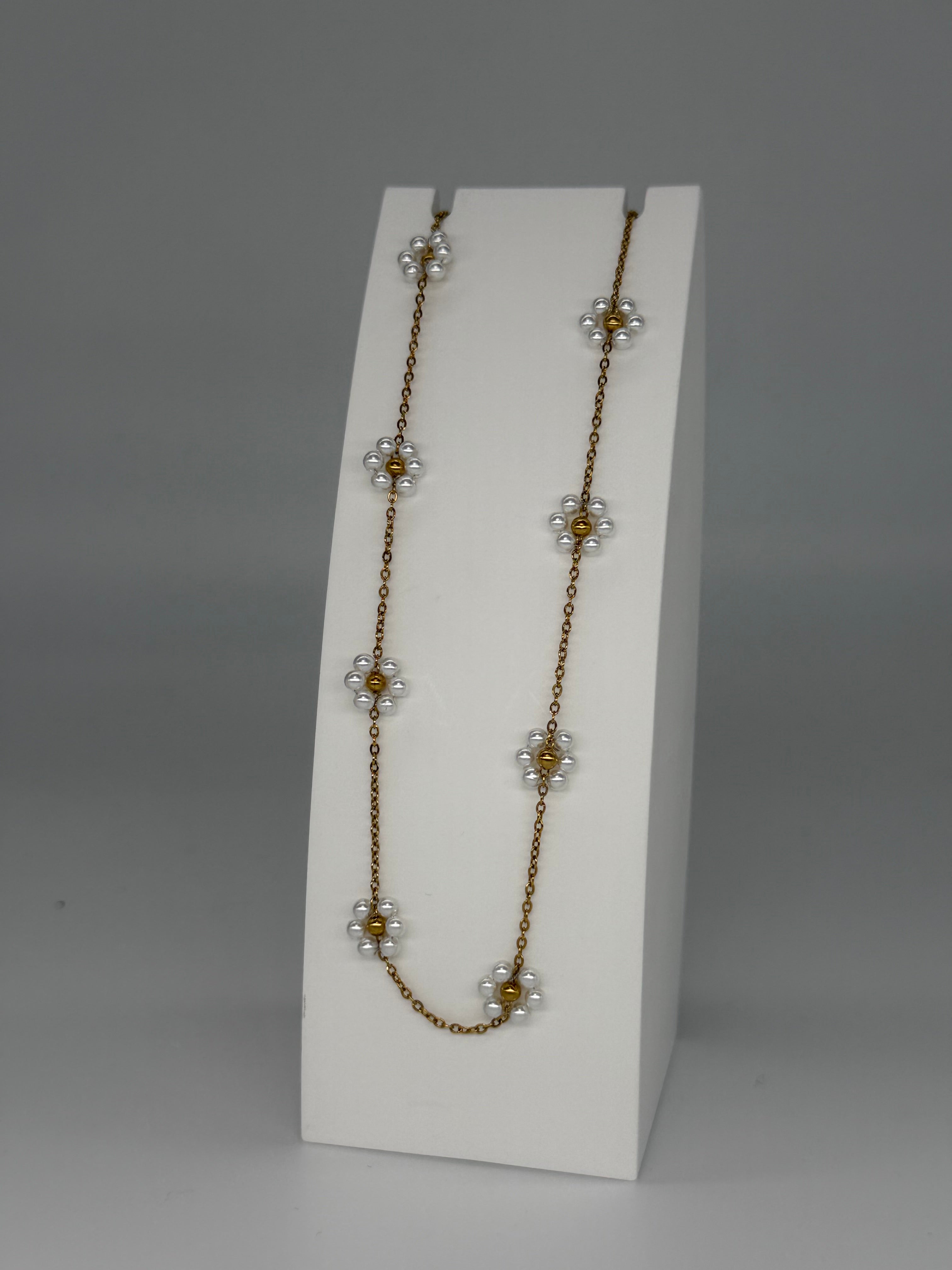 Kette mit Perlen im Blumendesign
