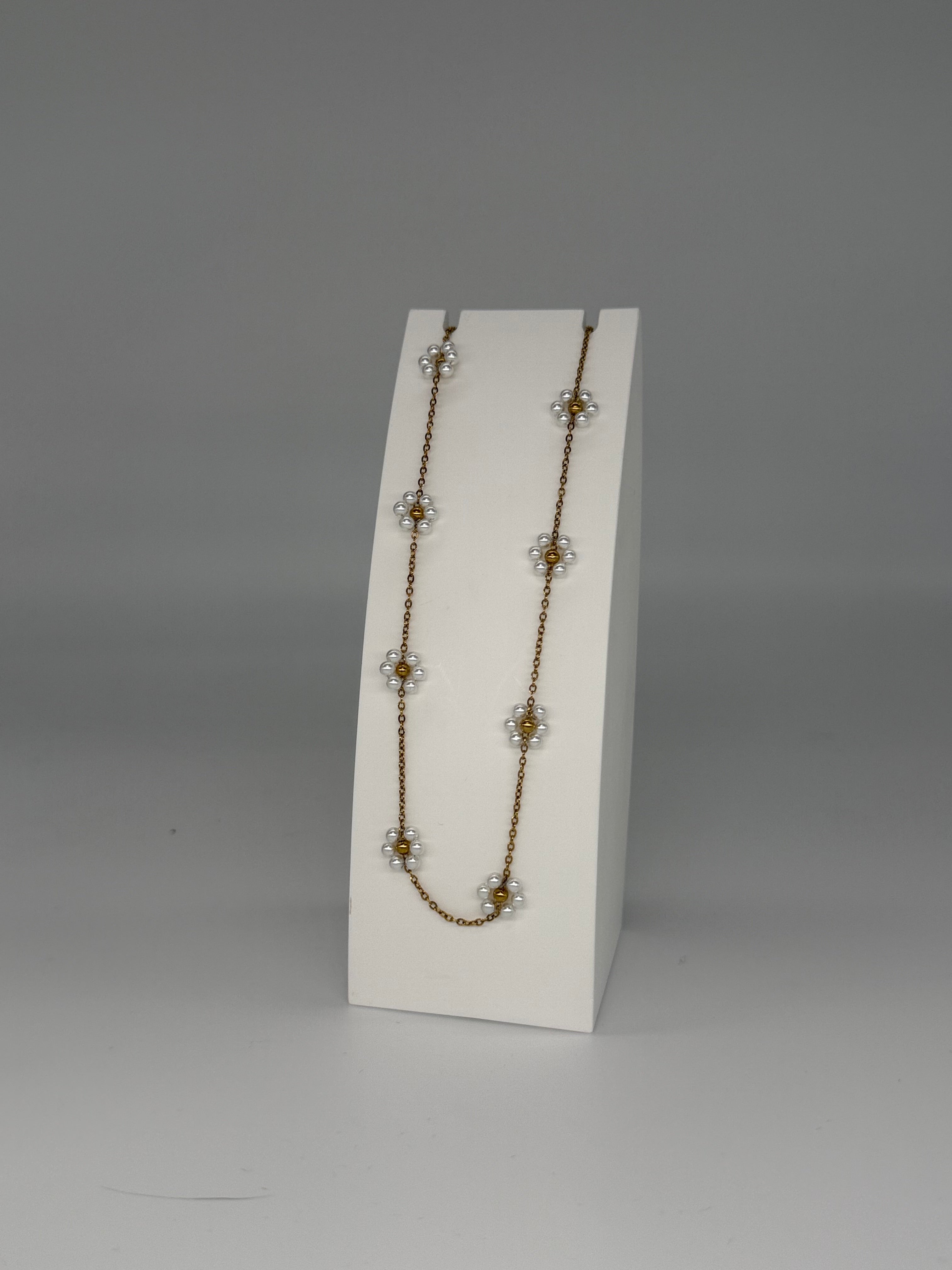 Kette mit Perlen im Blumendesign