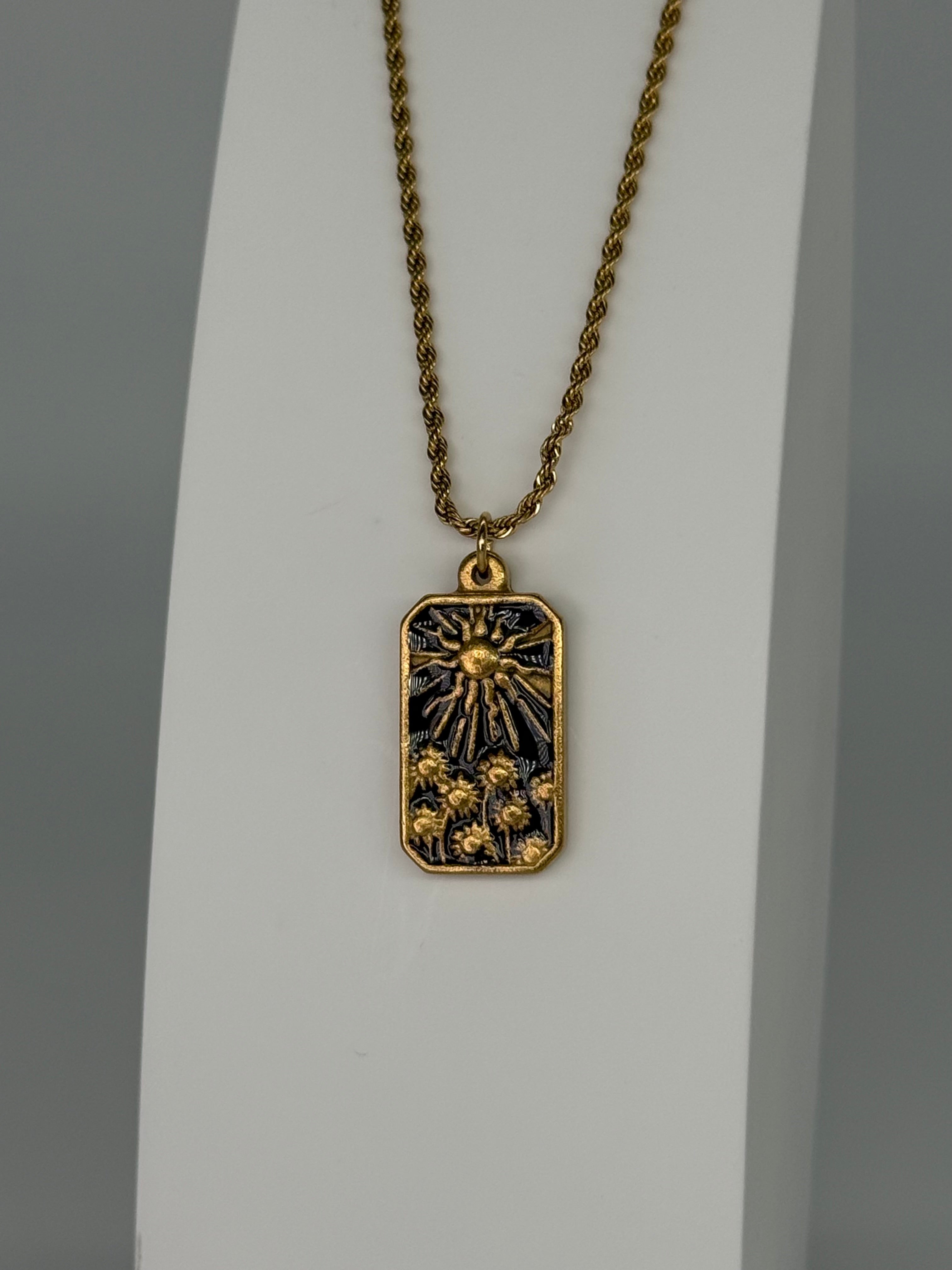Kette mit schwarzem Anhänger