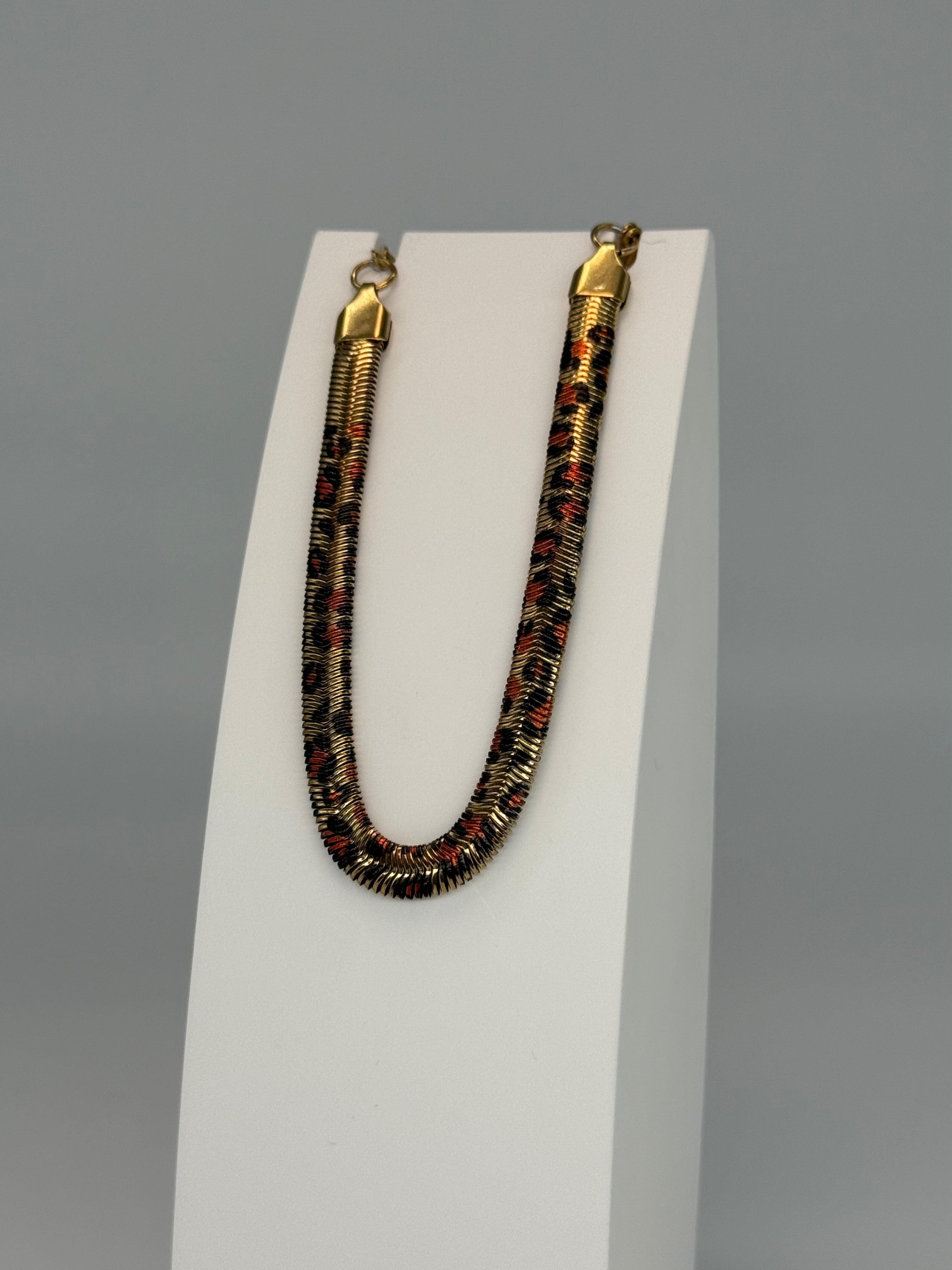 Elegantes Snake Armband mit Leomuster