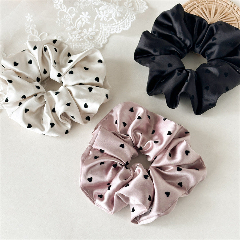 Scrunchie HEARTS - in Satin-Optik