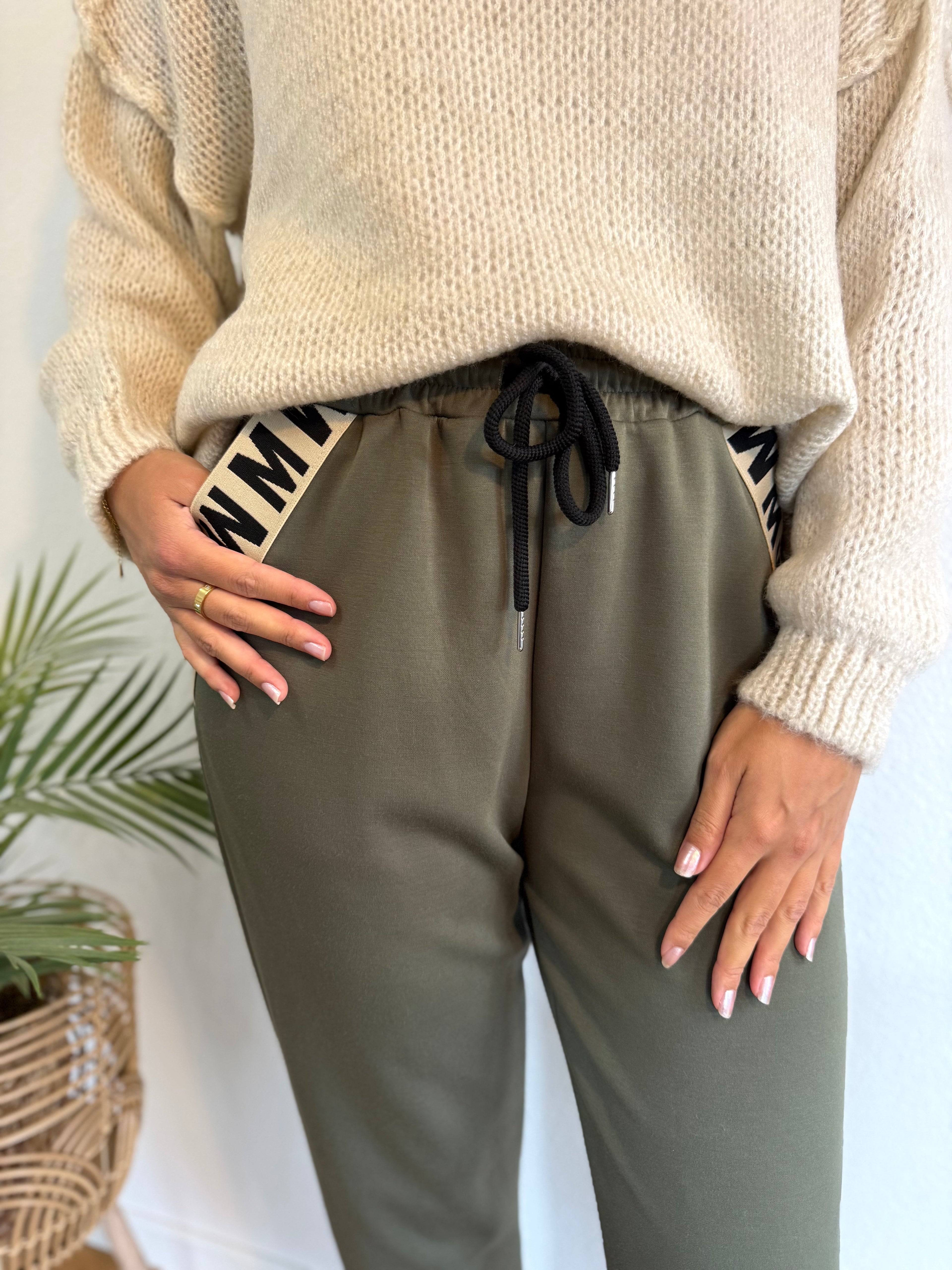 Elegante Butterstoffhose - mit Taschenverzierung in verschiedenen Farben