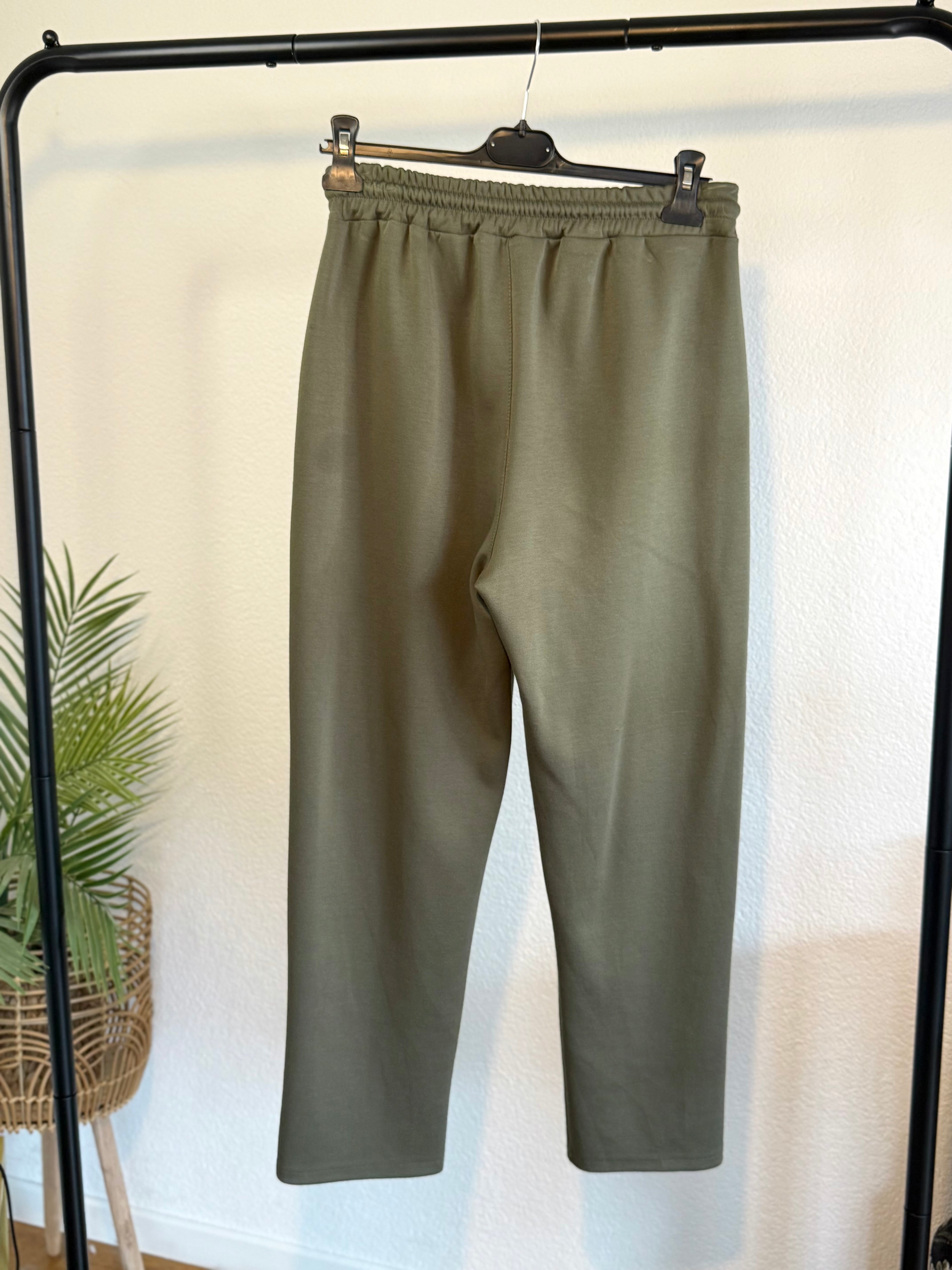 Elegante Butterstoffhose - mit Taschenverzierung in verschiedenen Farben