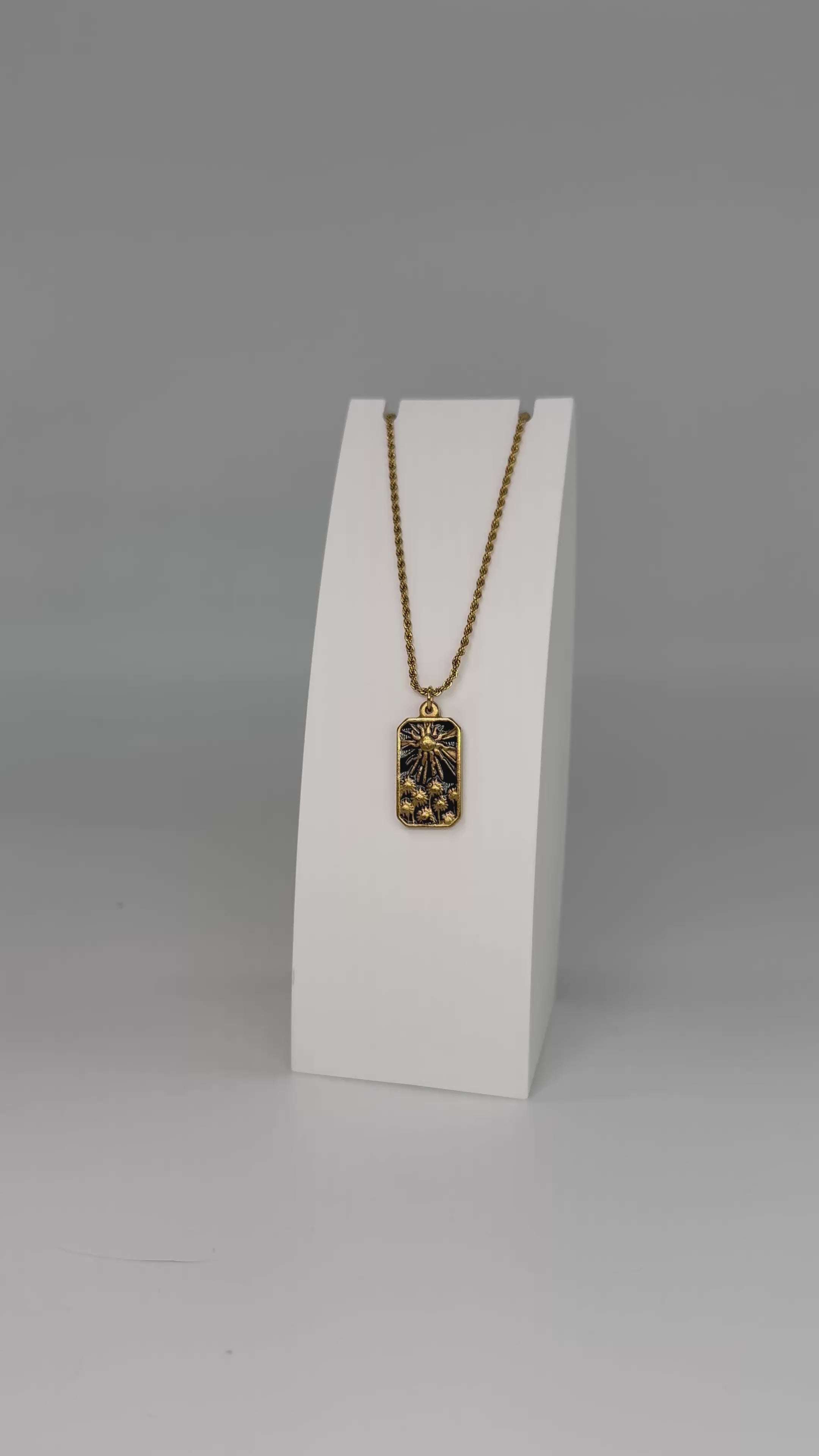 Kette mit schwarzem Anhänger