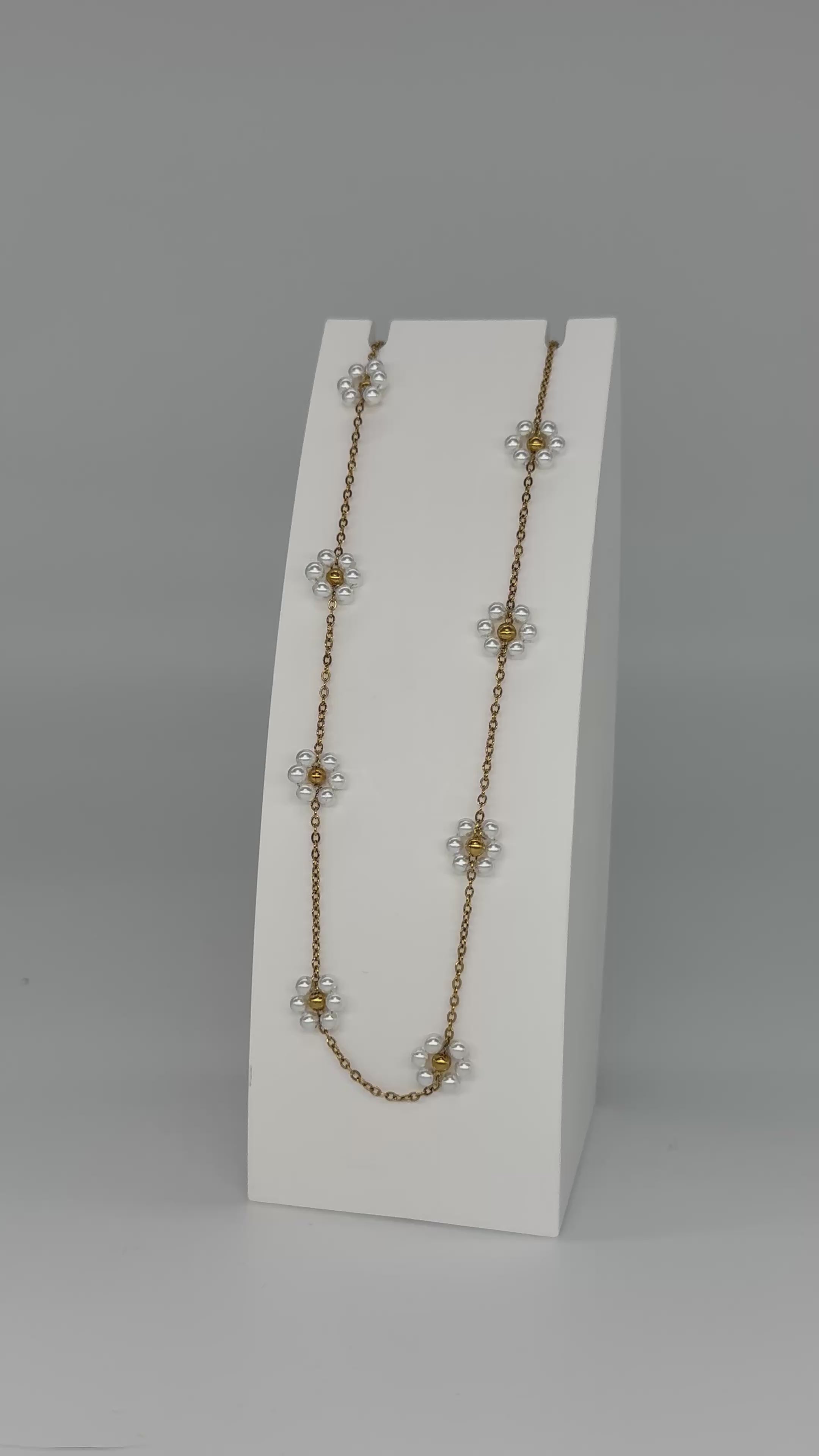 Kette mit Perlen im Blumendesign