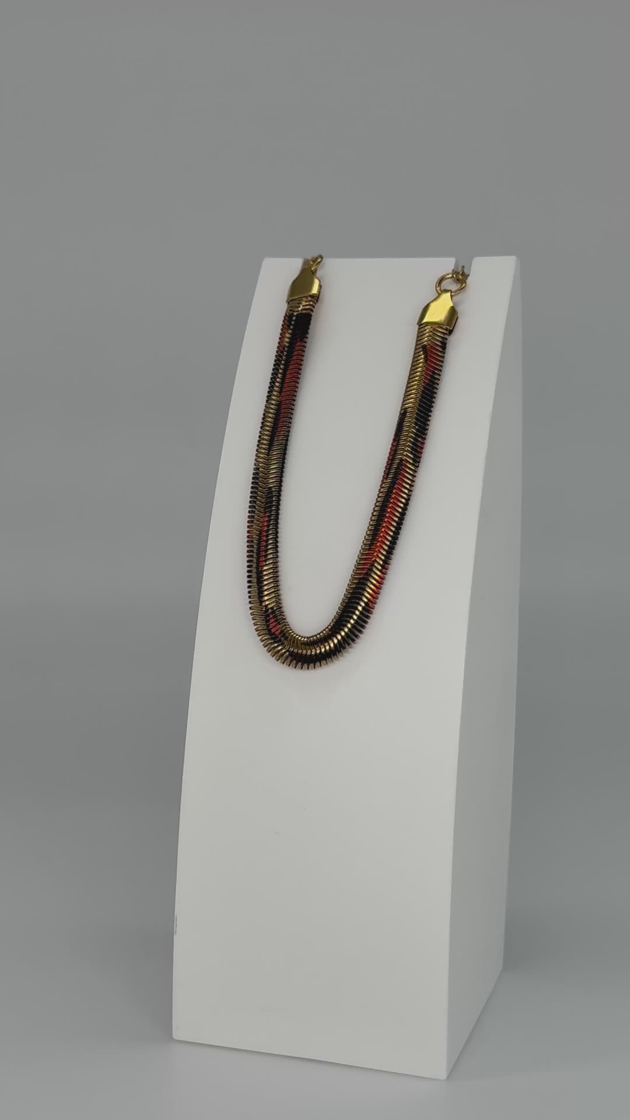 Elegantes Snake Armband mit weitem Leomuster