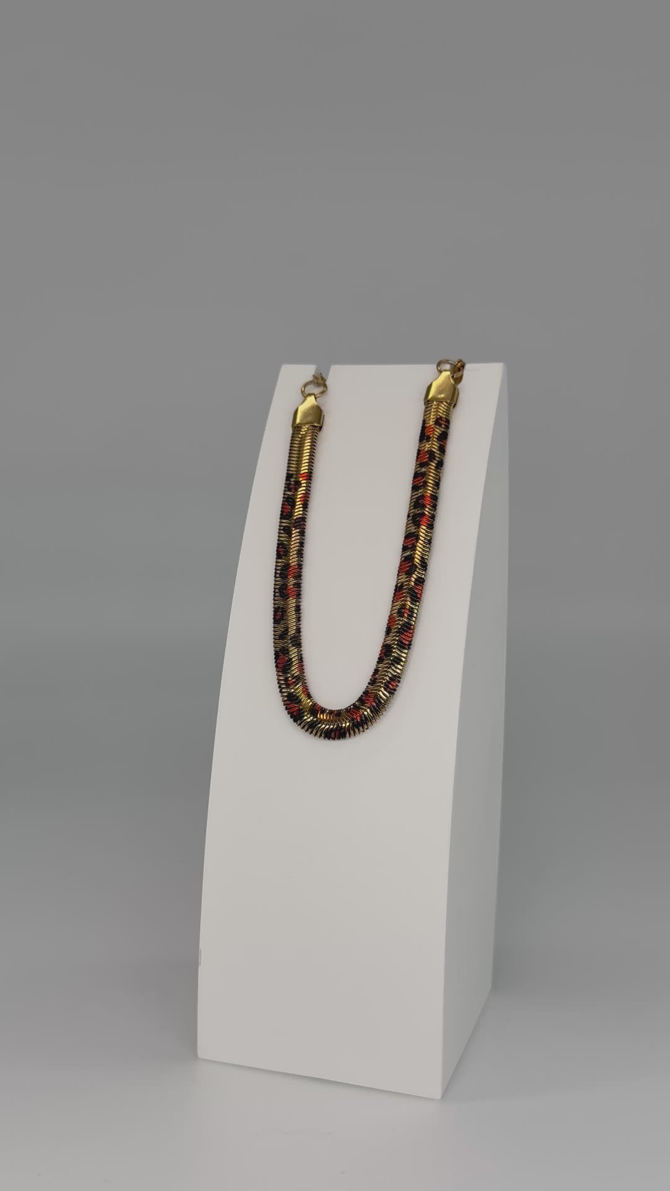 Elegantes Snake Armband mit Leomuster